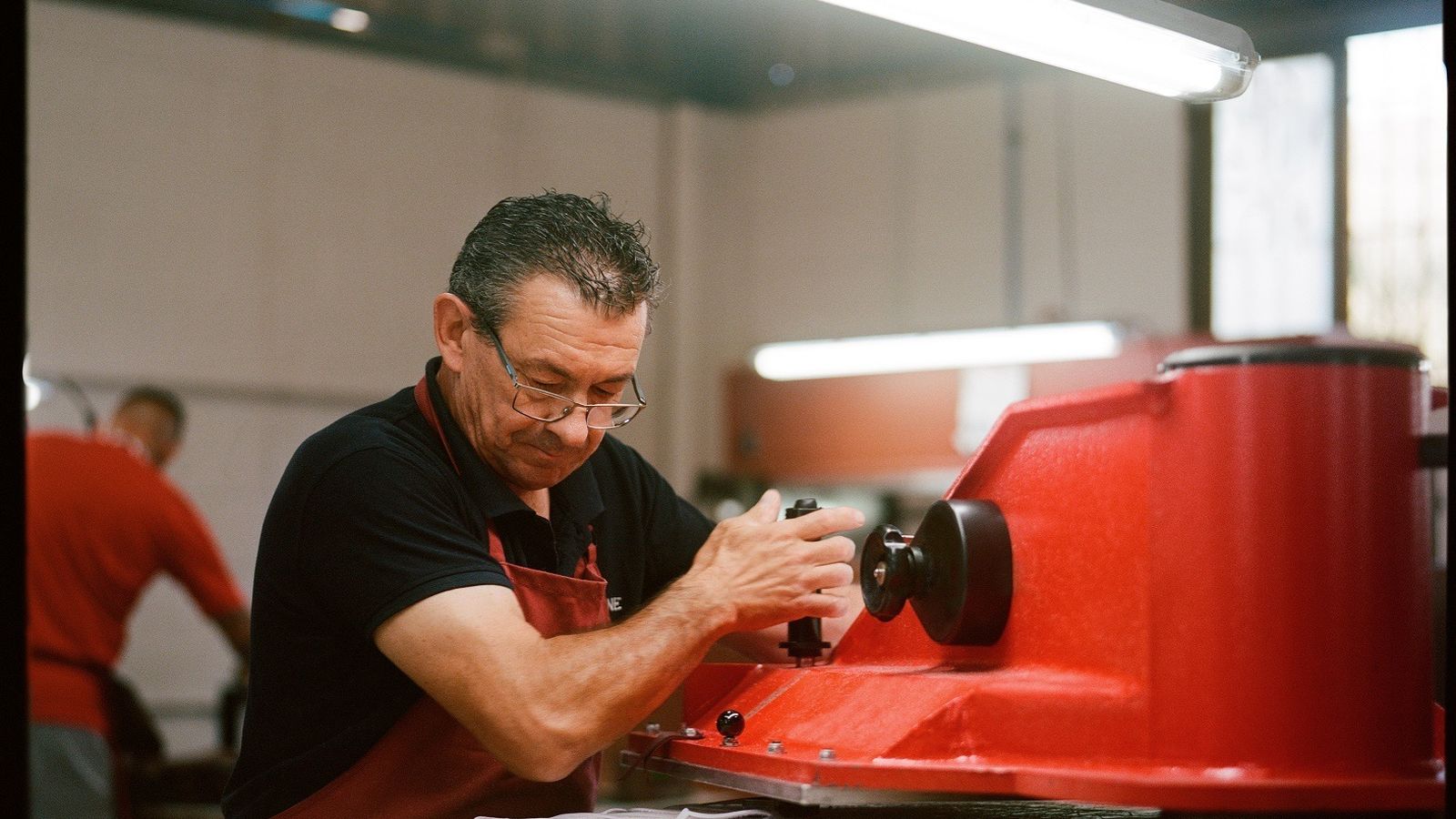 José María Torres, artesano cortador de pieles.