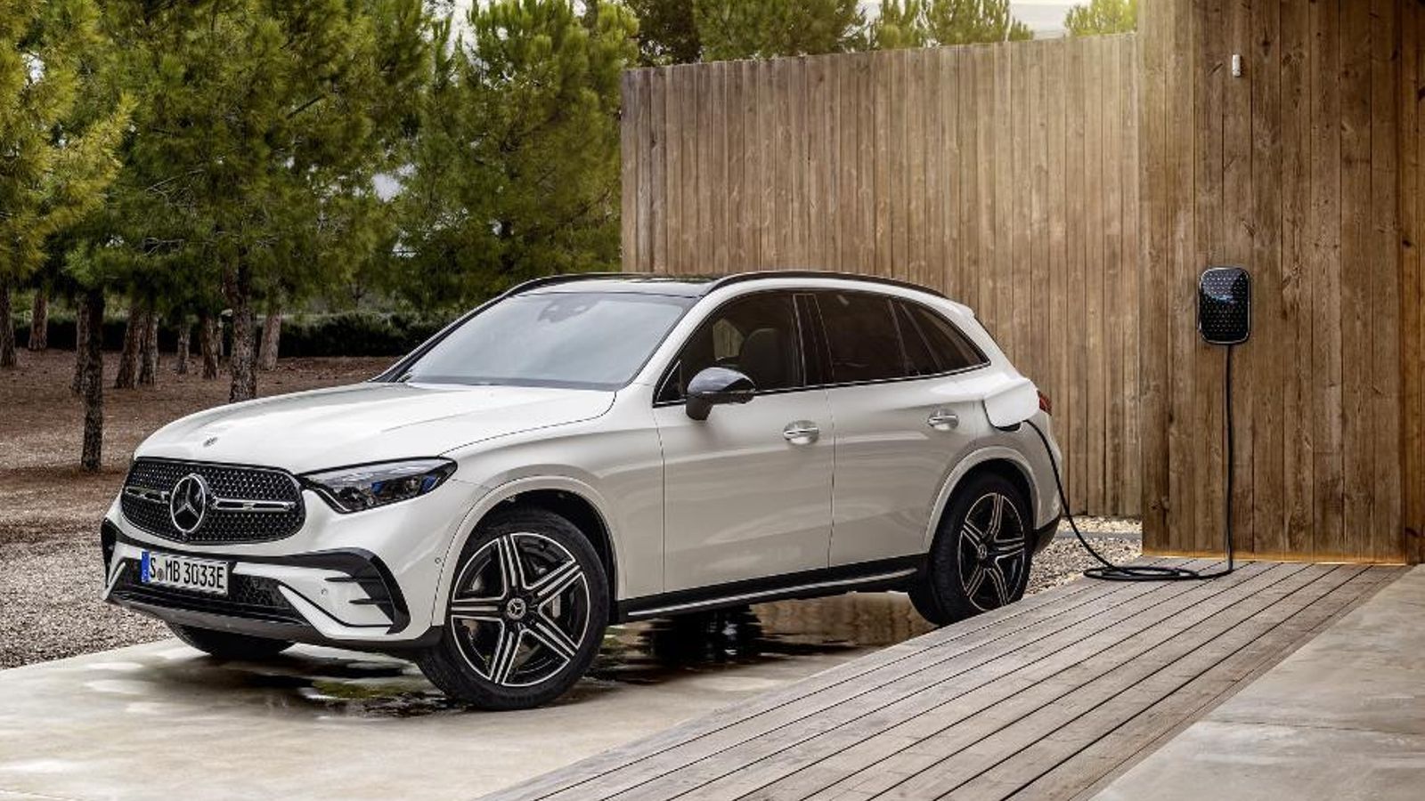 Junto con el GLC 300d 4Matic, un mild hybrid Diesel con sistema eléctrico de 48 voltios, llegarán las dos versiones PHEV previstas para España, con motores térmicos de gasolina y Diesel.