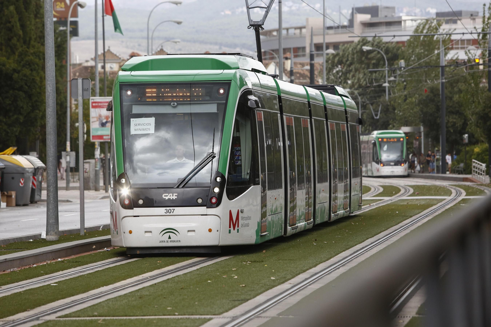 Un tren del Metro de Granada con el cartel de servicios mínimos.