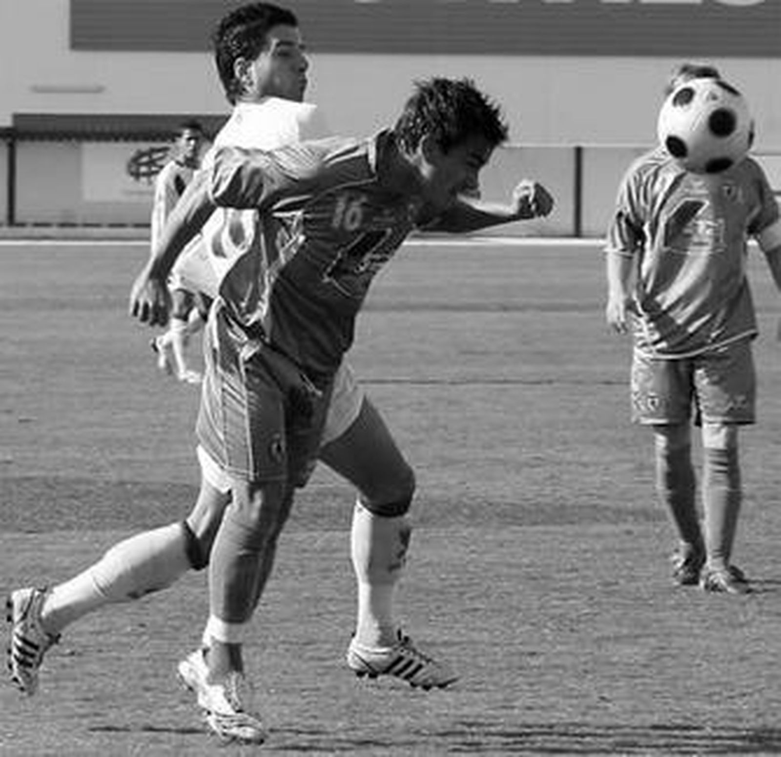 Dani Marcos mete la cabeza en presencia de un oponente.