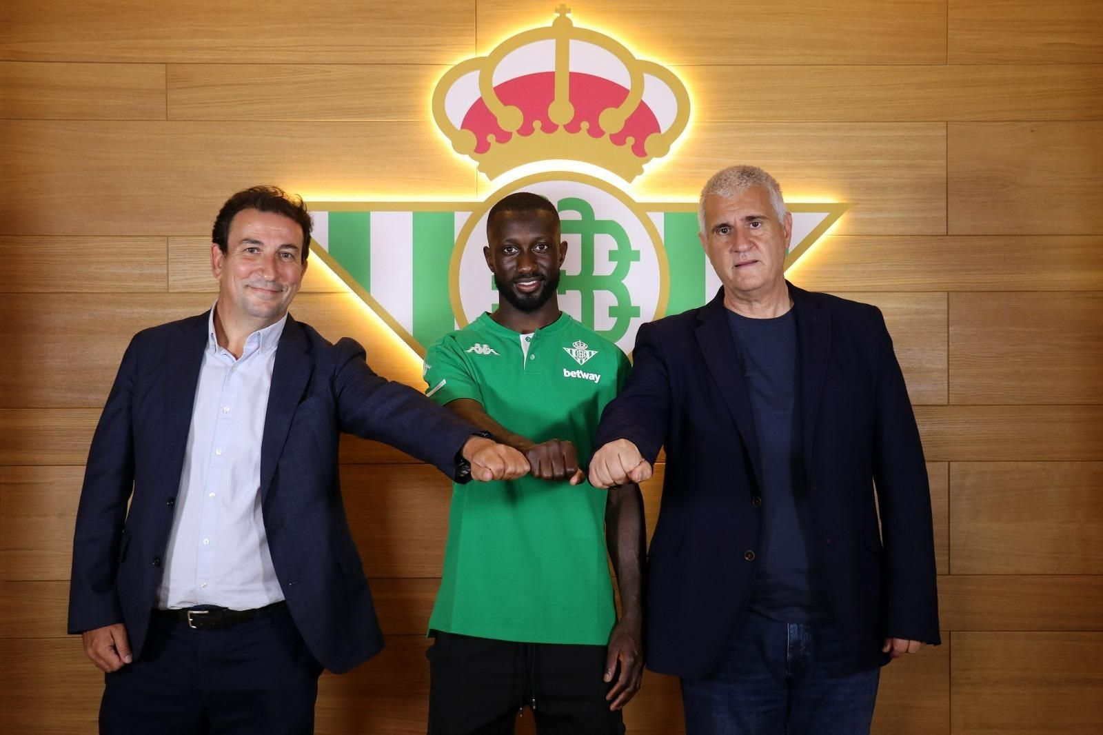 Sabaly posa junto a José Miguel López Catalán y Antonio Cordón.