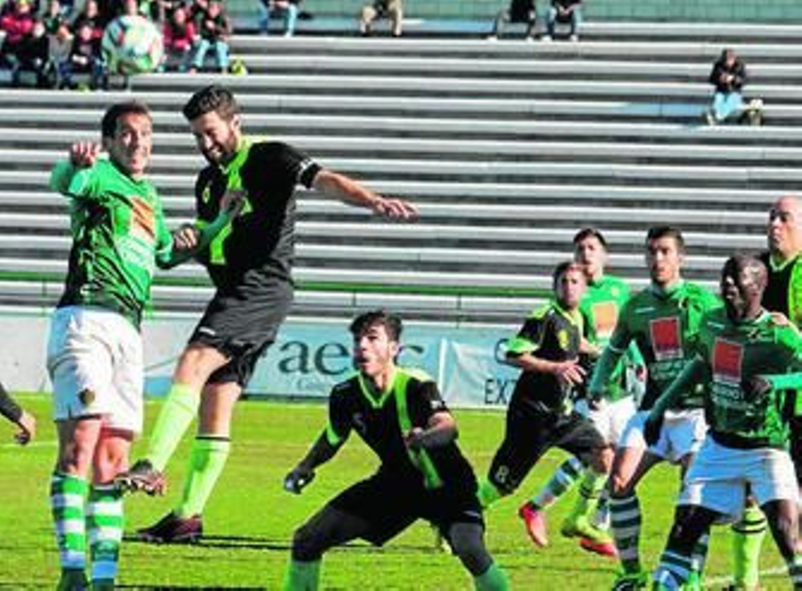 El exbalono Rafa Villén pugna un balón con un jugador del Cacereño.