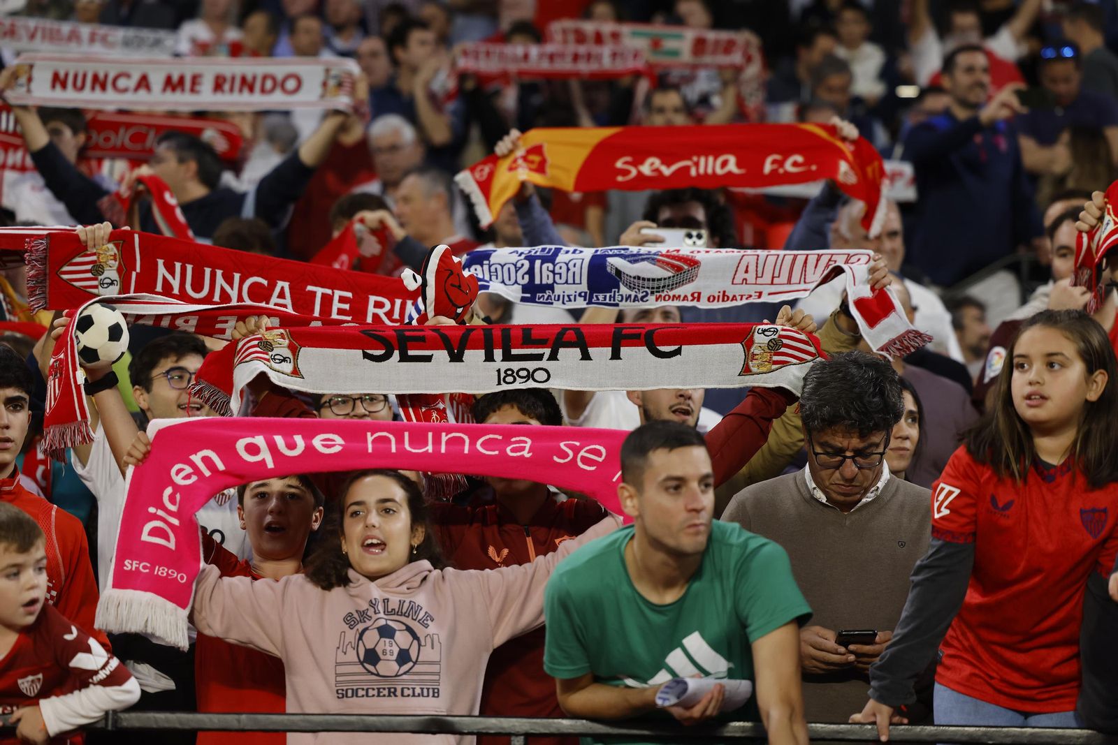 Búscate en las fotos del Sevilla Fc - Real Sociedad