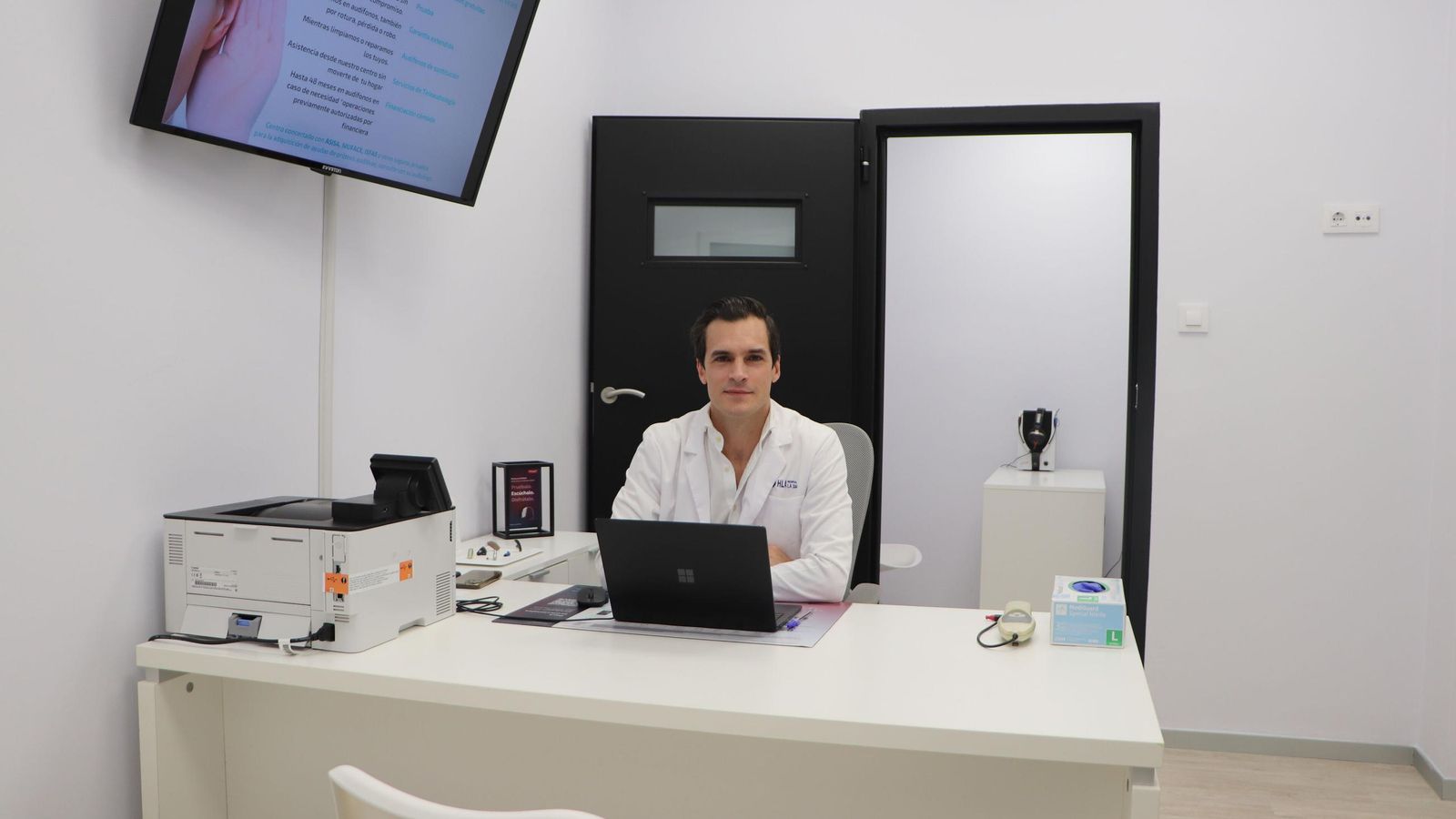 Cuentan con tratamientos ara rehabilitar la audición mediante la programación de audífonos y terapias auditivas.