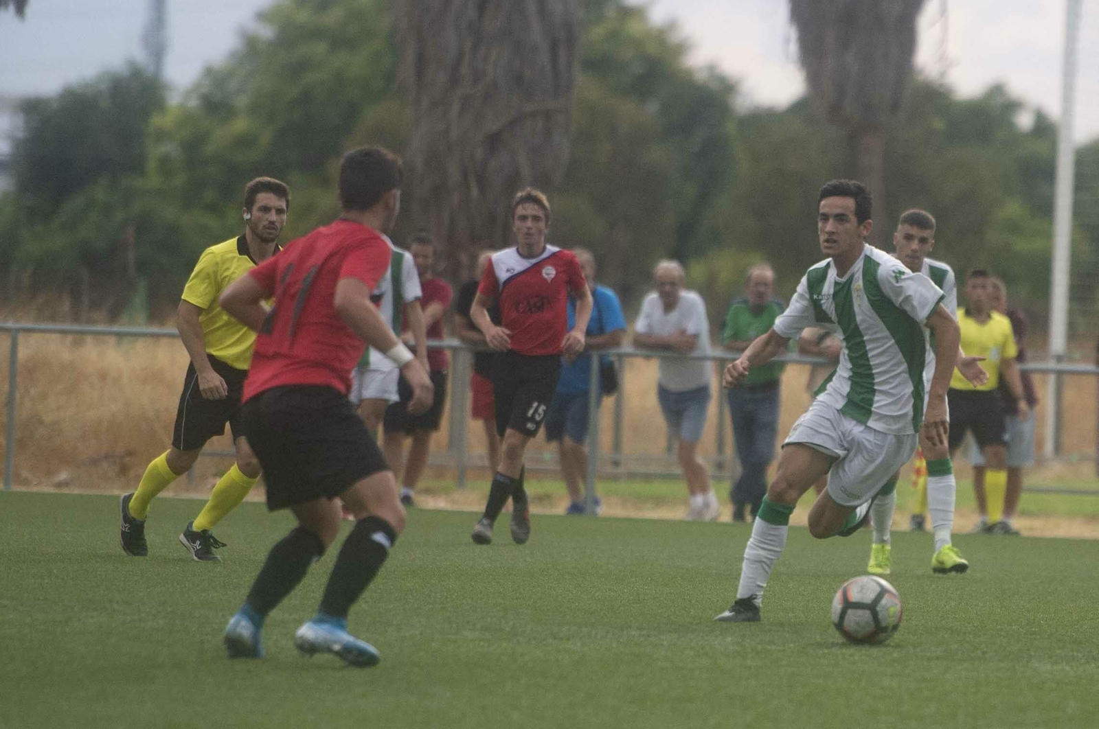 Un jugador blanquiverde trata de escapar de la presión de un rival.