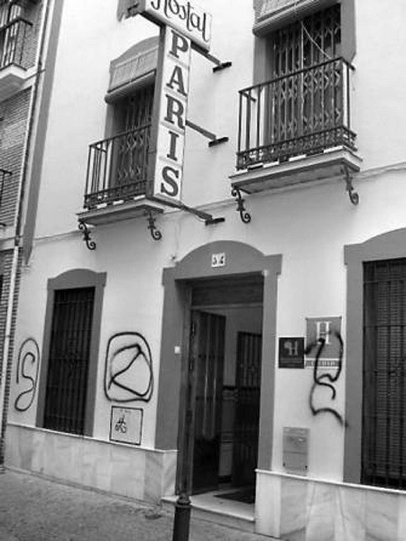 Las pintadas aparecidas en la fachada del hostal París.