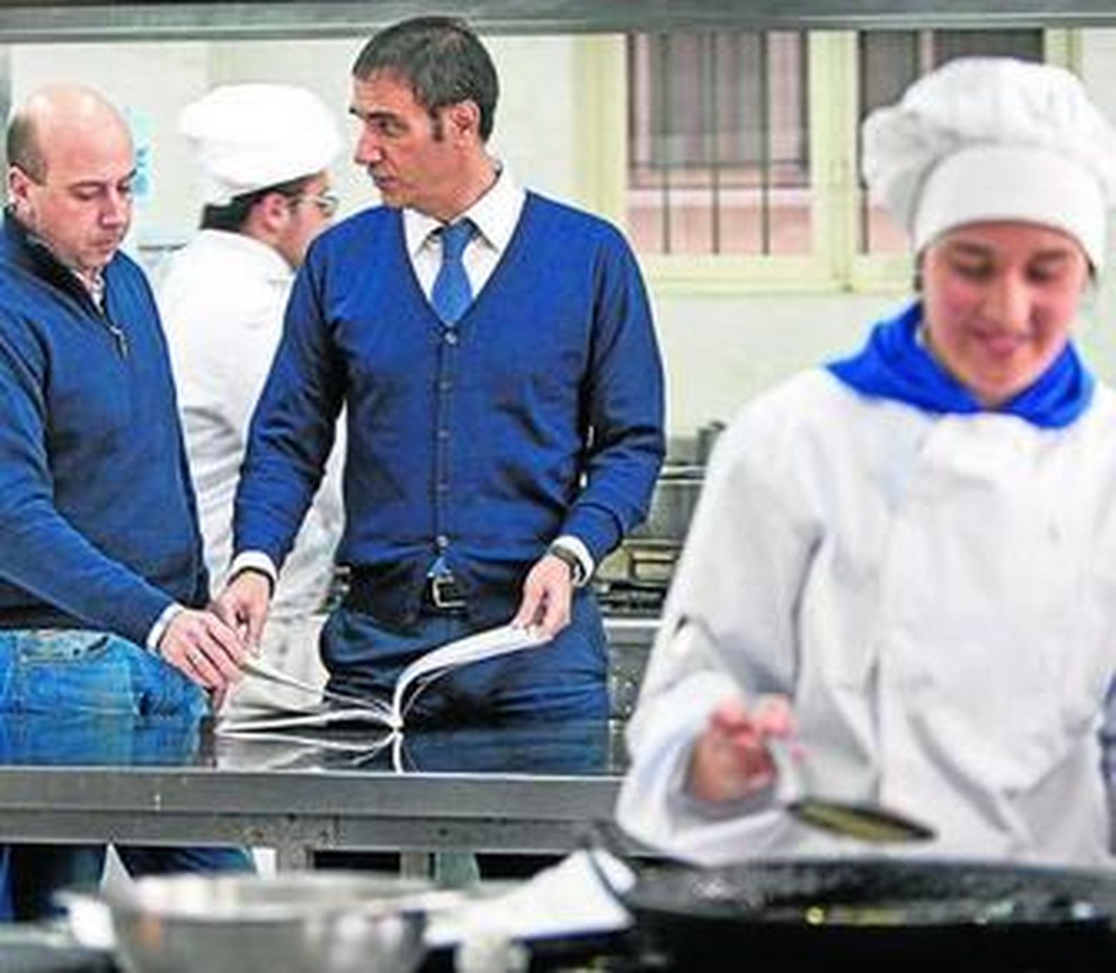 Miguel Sancha, director de la Escuela de Hostelería, en el centro de la foto durante un reportaje.