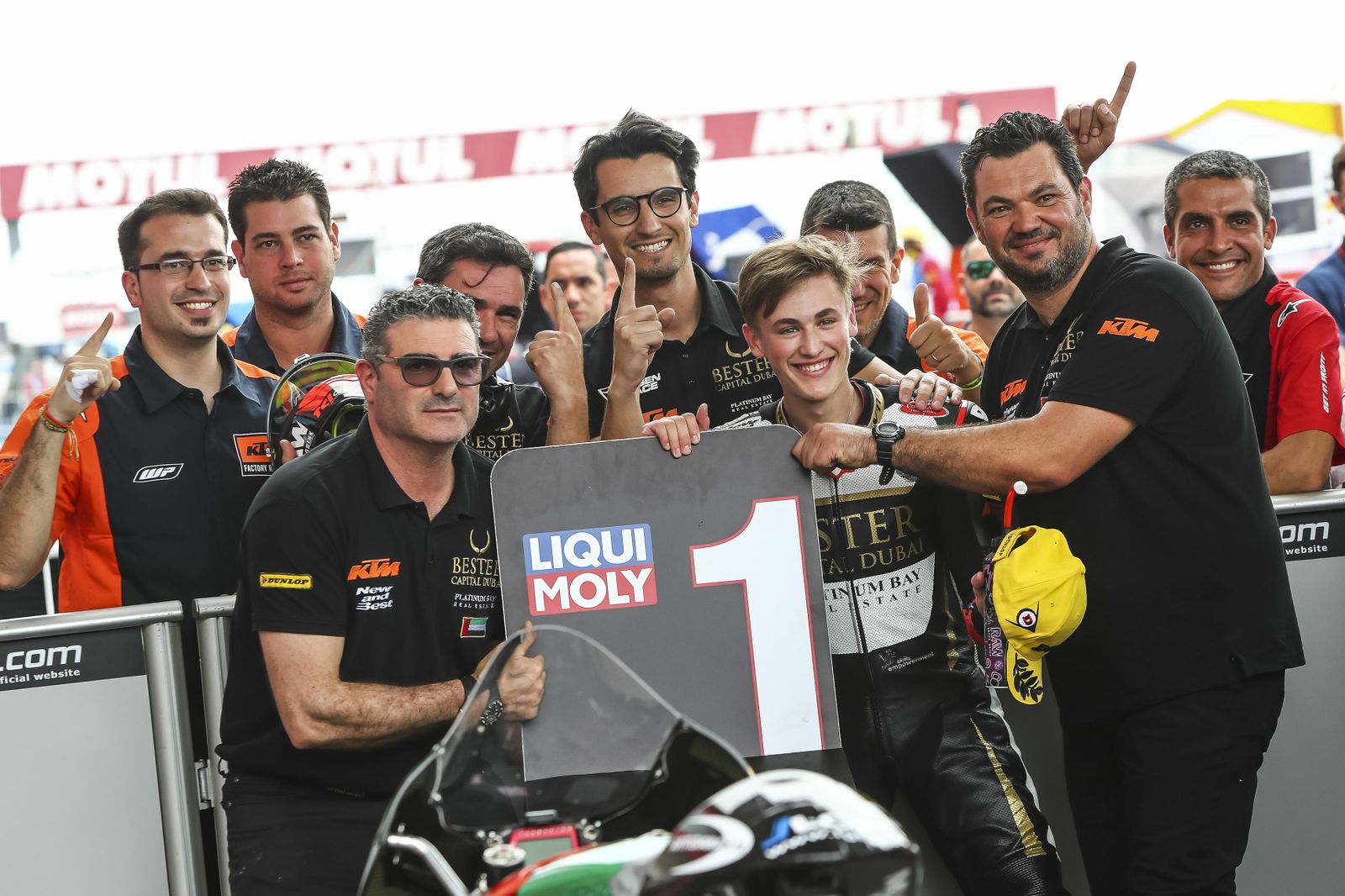 Masiá celebra con su equipo su victoria en Argentina.