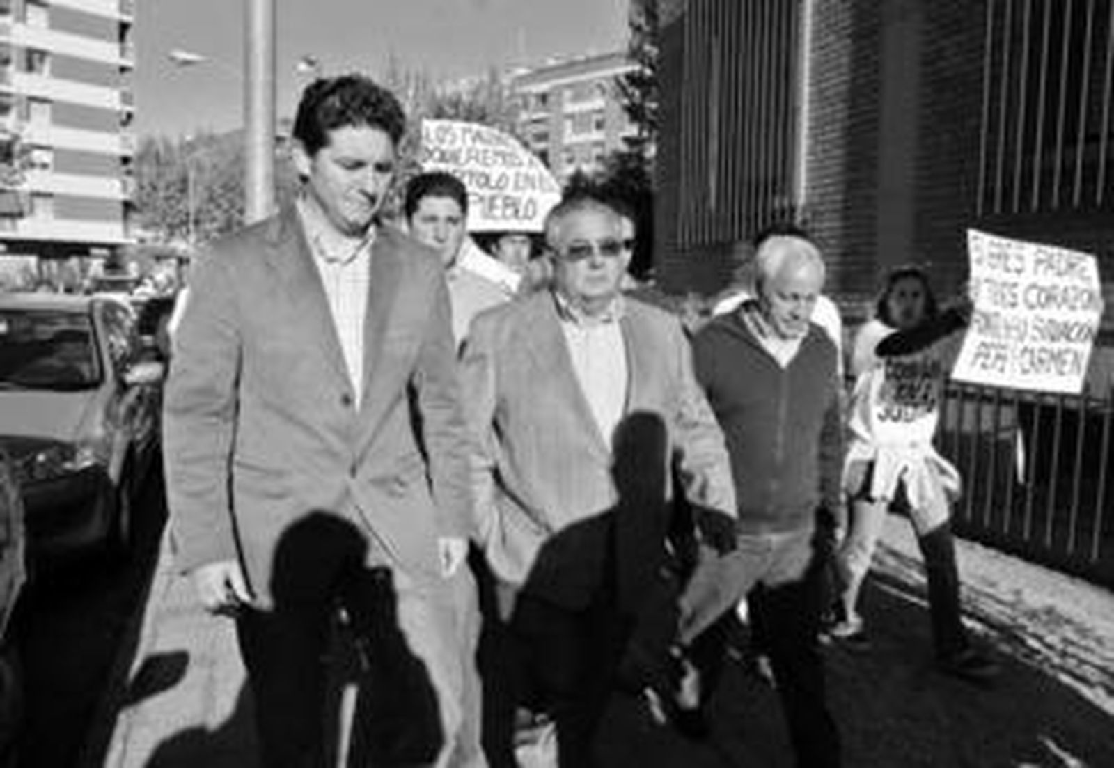 B. G. C. llega a la Audiencia Provincial entre abucheos de sus vecinos.