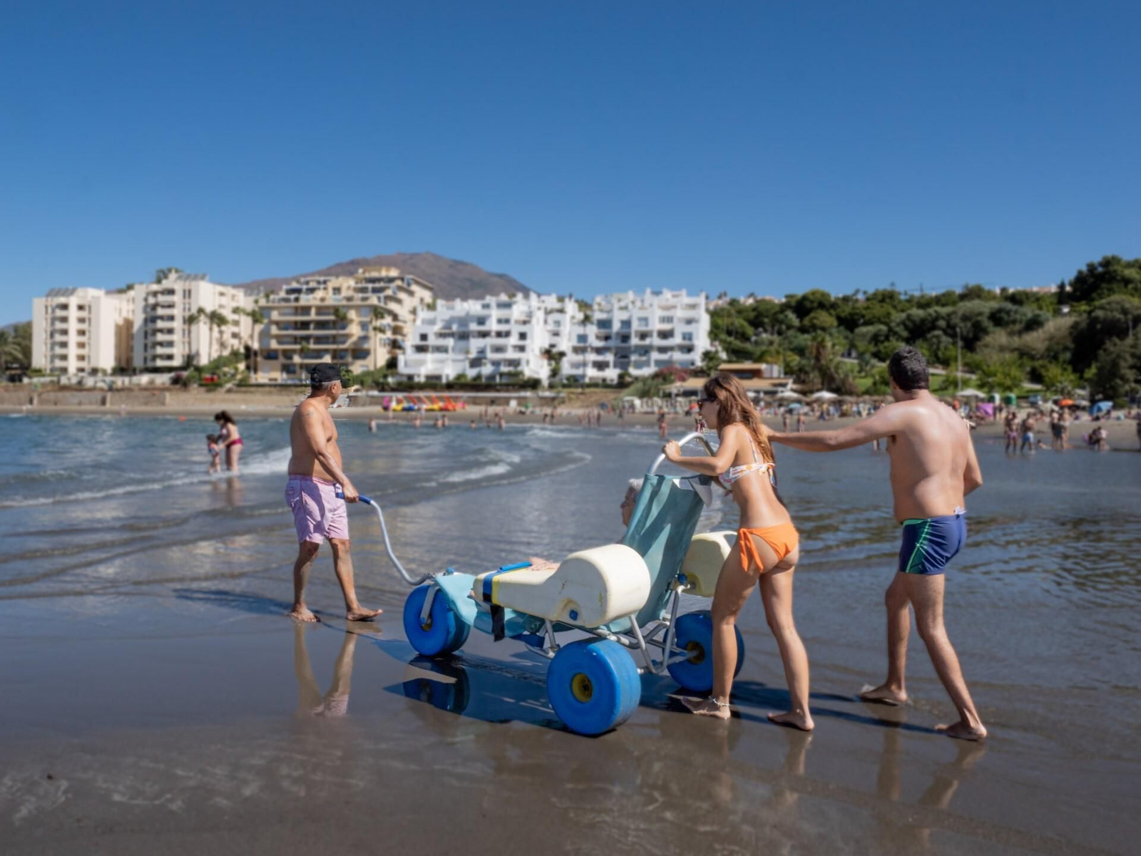 Un servicio de baño asistido en la playa El Cristo.