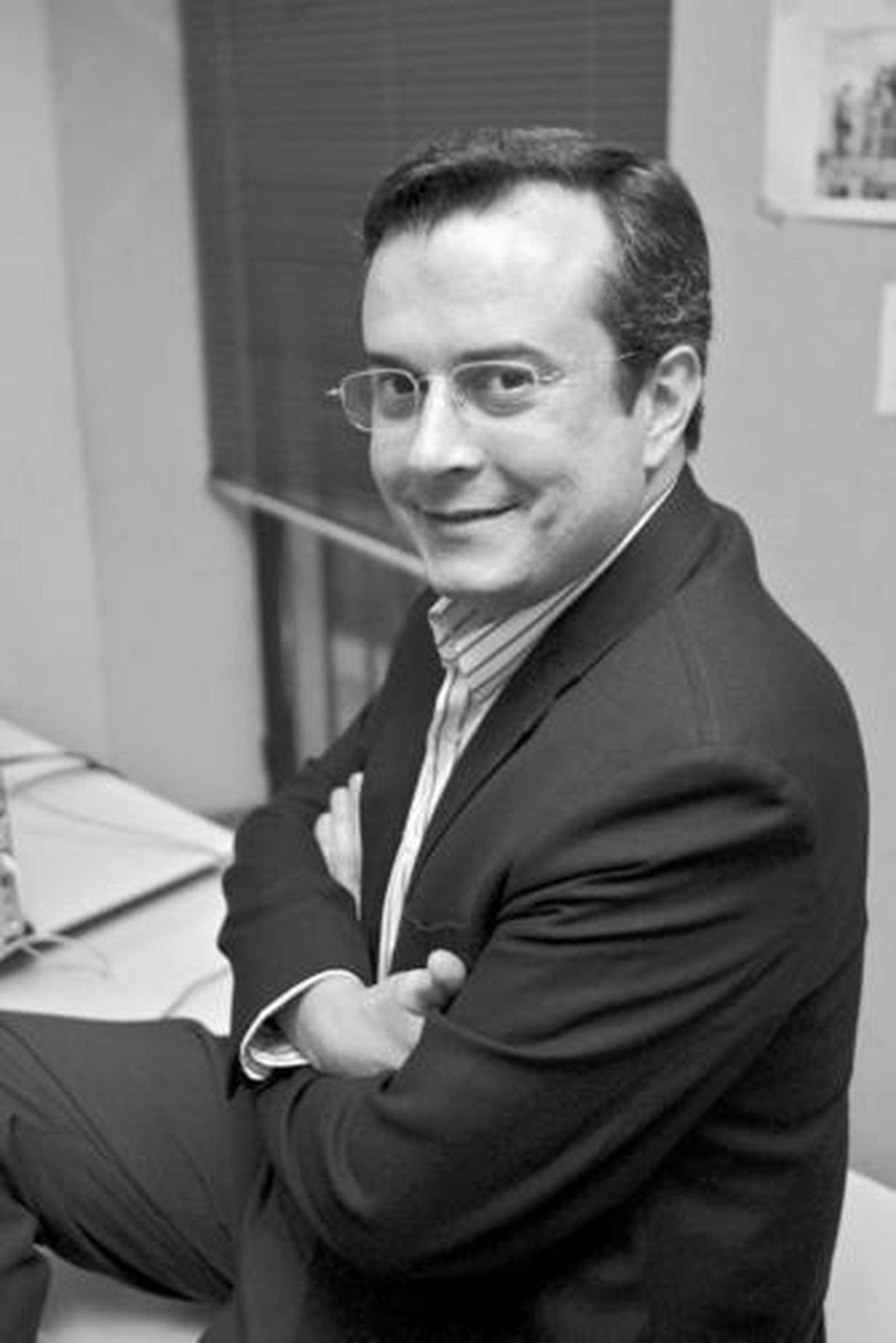 Rafael Naharro realiza un tatuaje en estudio.