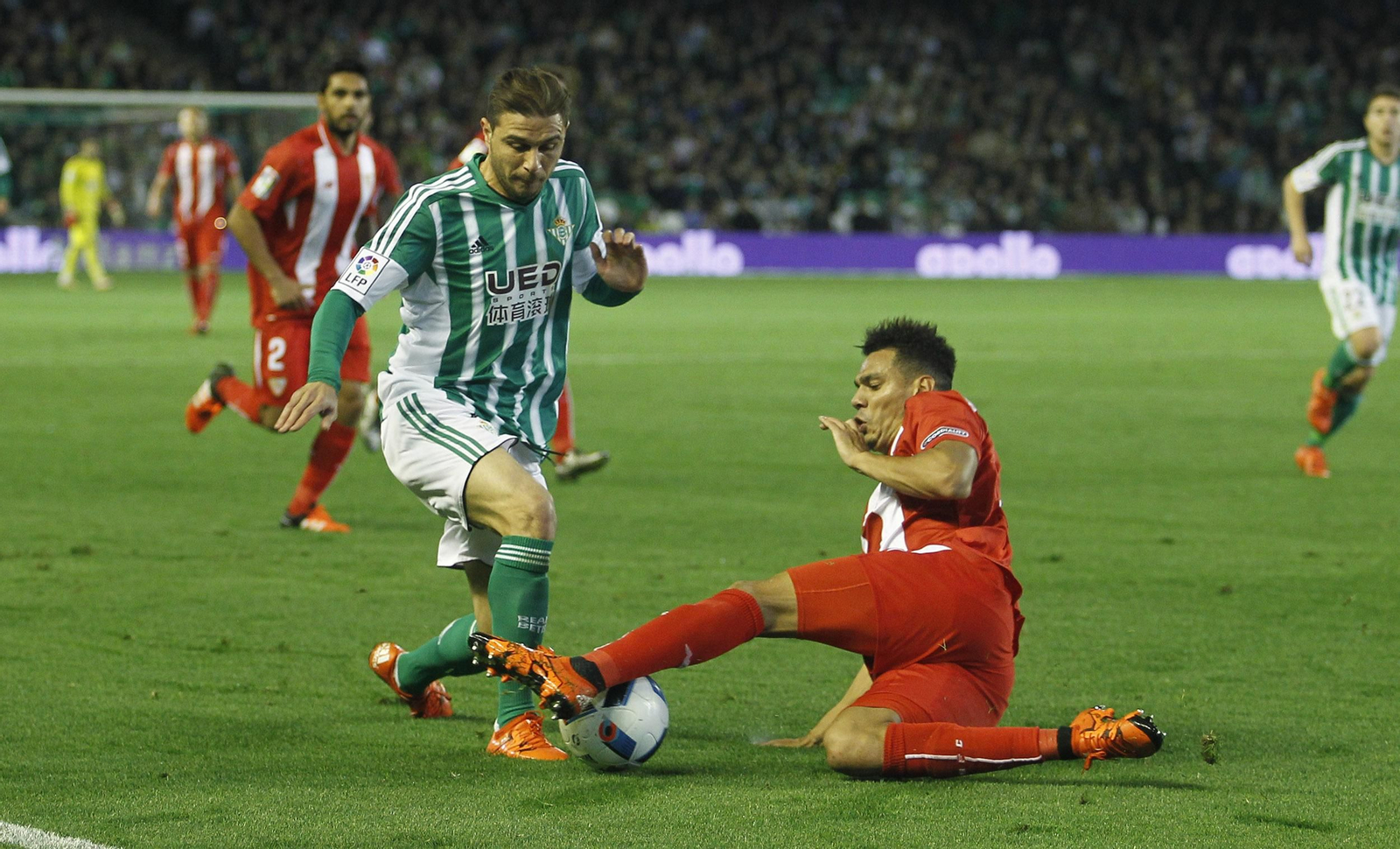 Joaquín y Kolodziejczak, en último derbi copero en el Benito Villamarín, el 6 de enero de 2016.