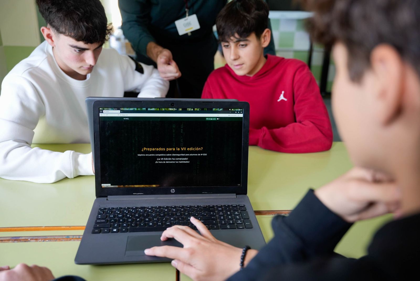 Las imágenes de la Ciberliga de la Guardia Civil en el IES Albaida