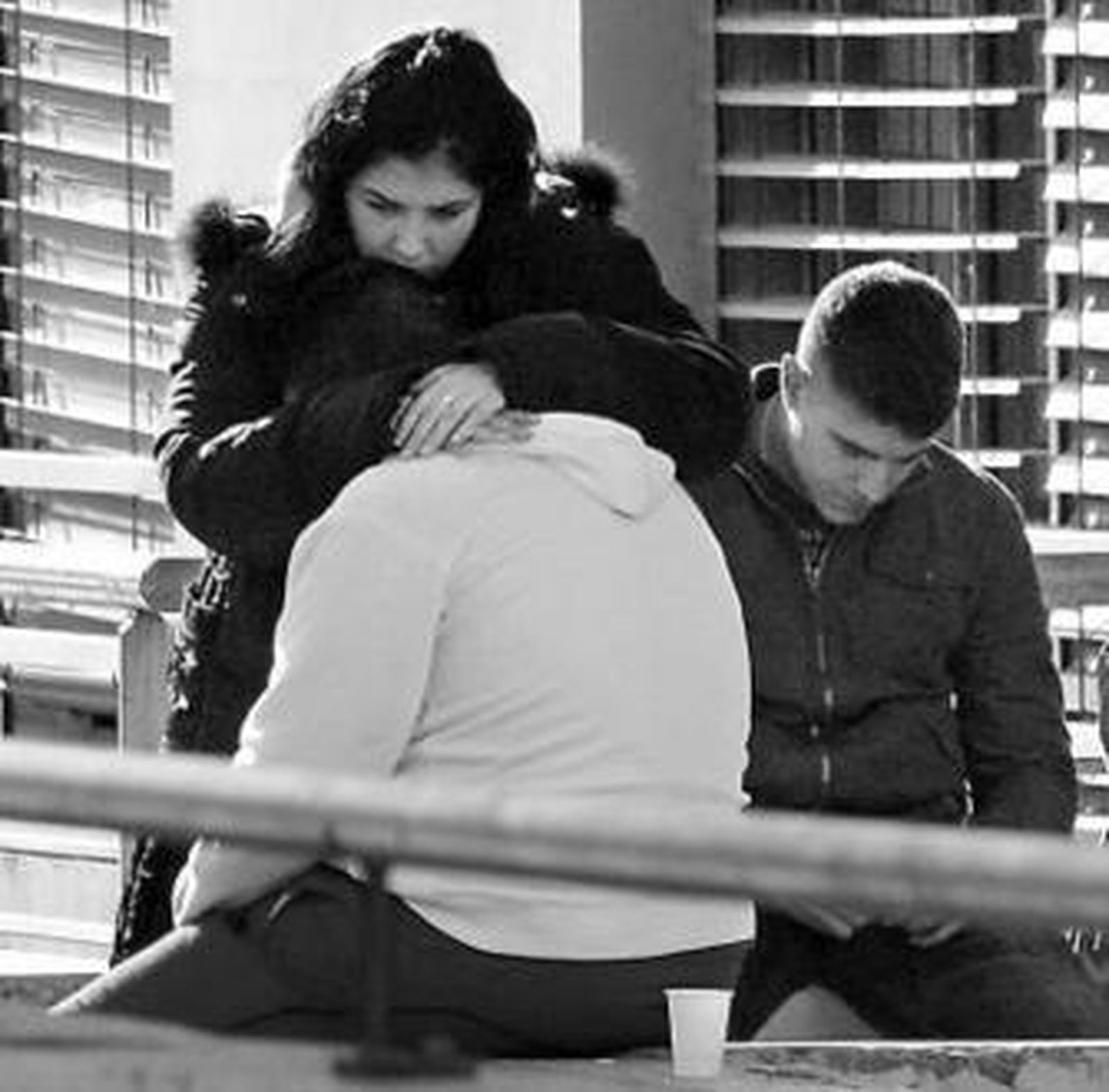 Familiares y amigos del guardia civil herido, ayer en Bayona.