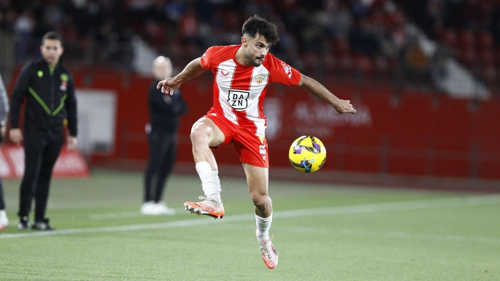 Arnau Puigmal controla el esférico en el carril derecho.