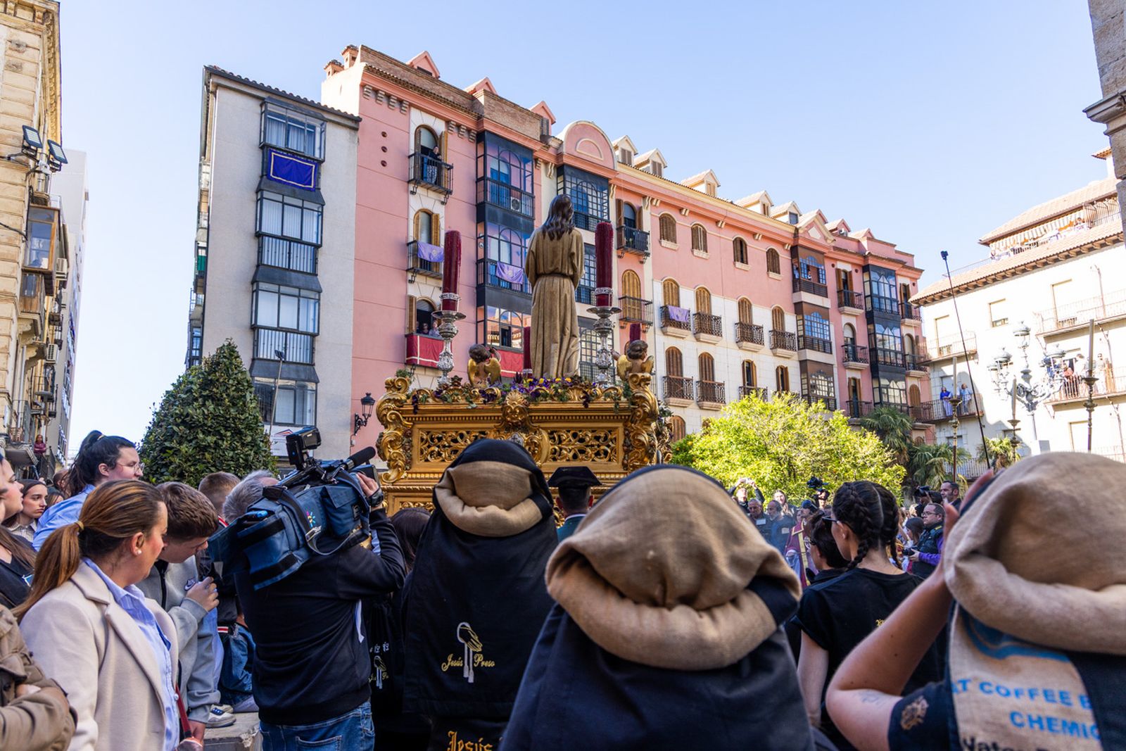 La tarde del Jueves Santo llena de cruces y capirotes el centro