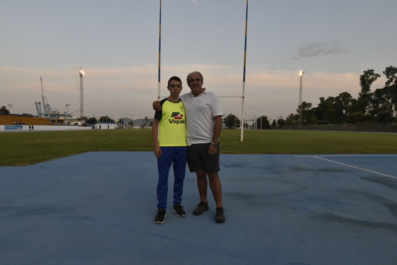 Carlos Hidalgo junto a su preparador, Paco Medina