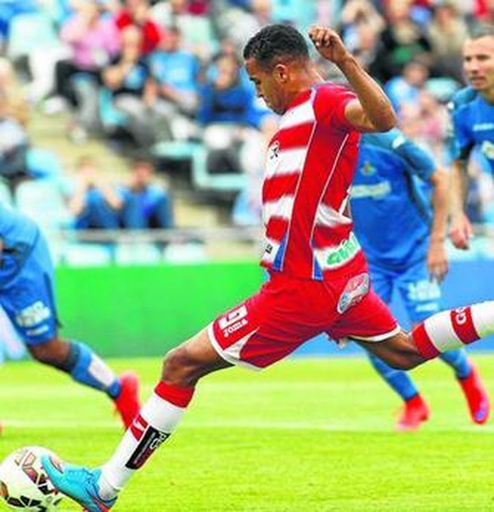 El Arabi, en el momento de lanzar el penalti que convirtió en el 0-1 para el Granada.