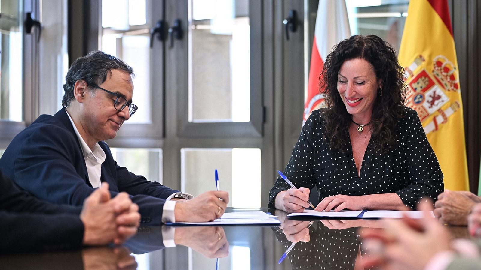 La alcaldesa, María del Mar Vázquez, y el rector de la UAL, José J. Céspedes, en la firma de este acuerdo. La alcaldesa, María del Mar Vázquez, y el rector de la UAL, José J. Céspedes, en la firma de este acuerdo.