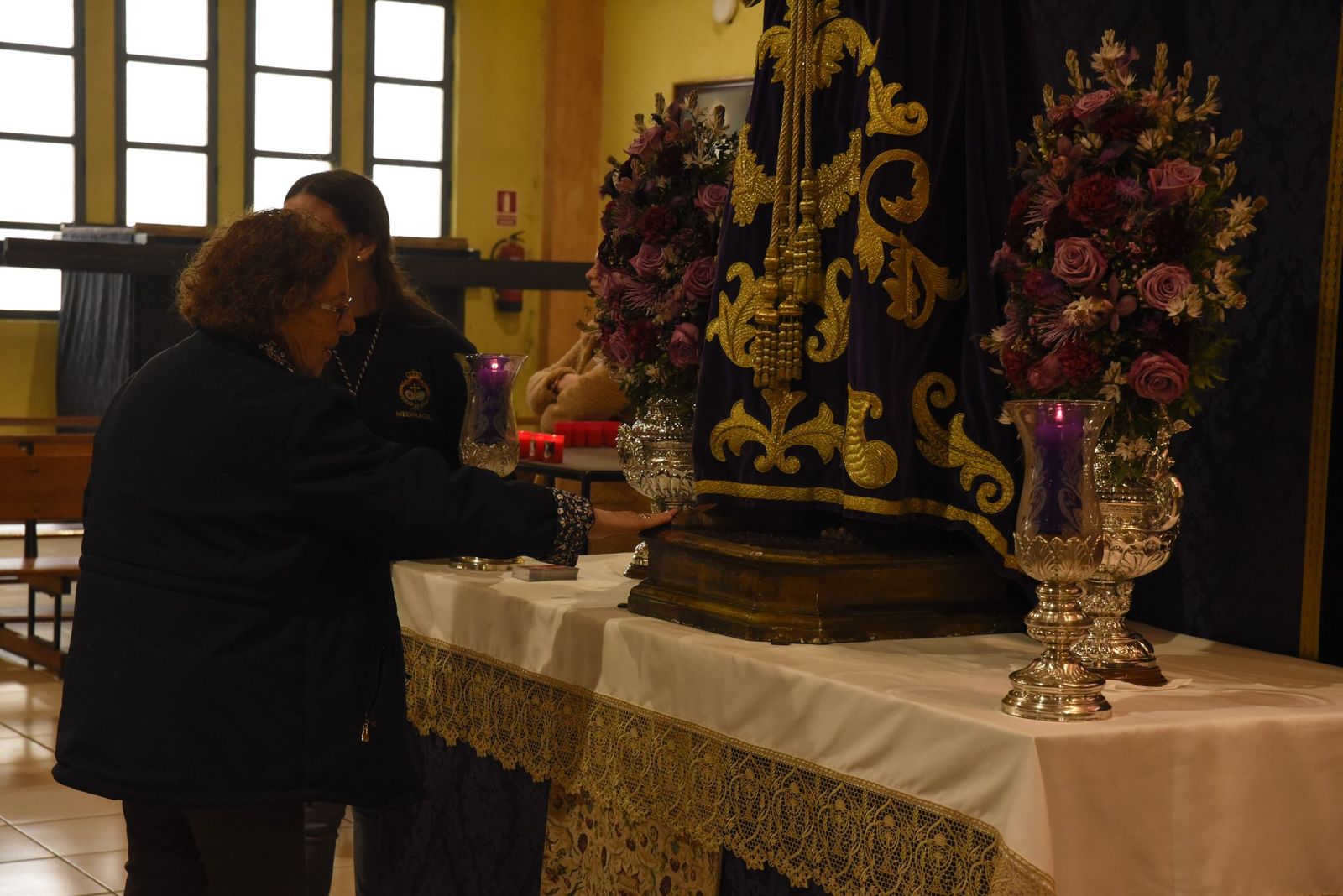 Las fotos del besapié del Medinaceli en la iglesia de Santiago de La Línea