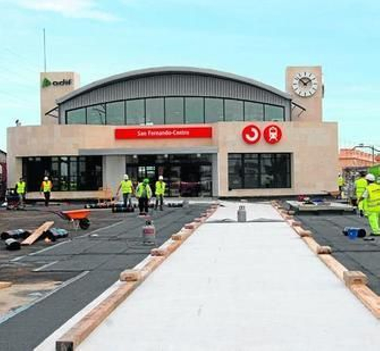 Preparativos en el entorno de la estación para la puesta en servicio prevista para mañana.