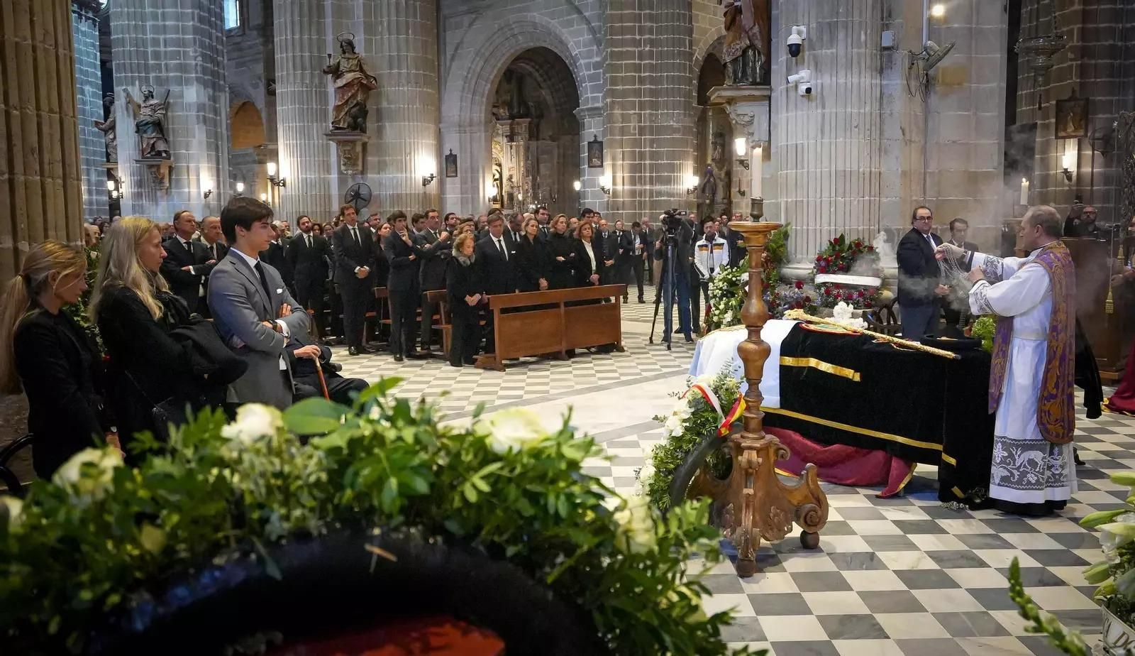 Un momento del funeral de Álvaro Domecq, este miércoles, en la Catedral.
