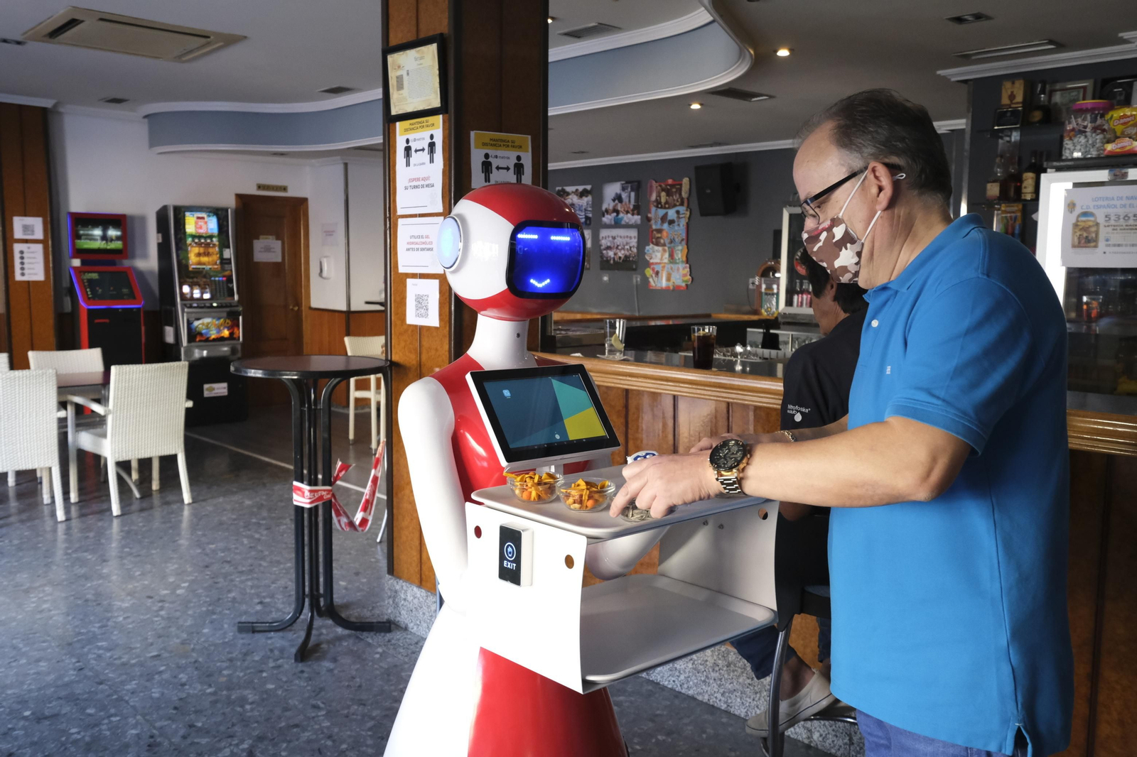 Fotogalería de Herbelita, la robot camarera de El Alquián.