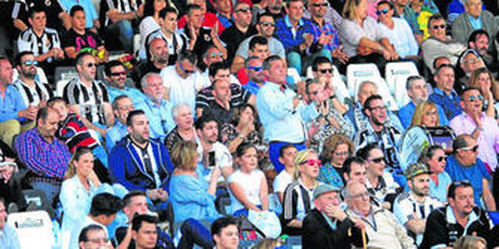 Aficionados de la Balona, durante el partido con el Almería B.