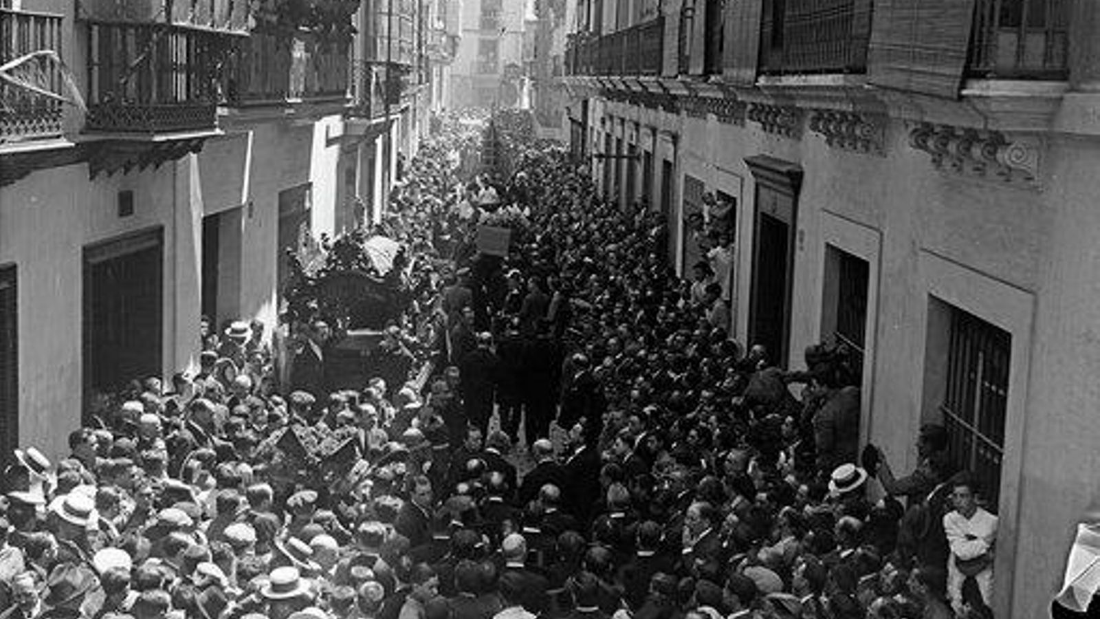 Un momento del cortejo por la calle Zaragoza.