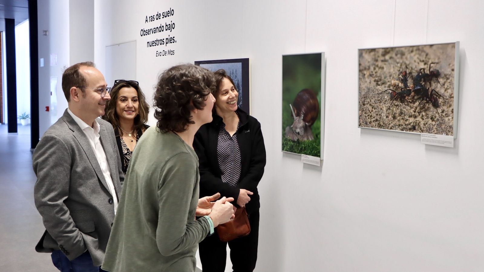 Haciendo un recorrido por la exposición.