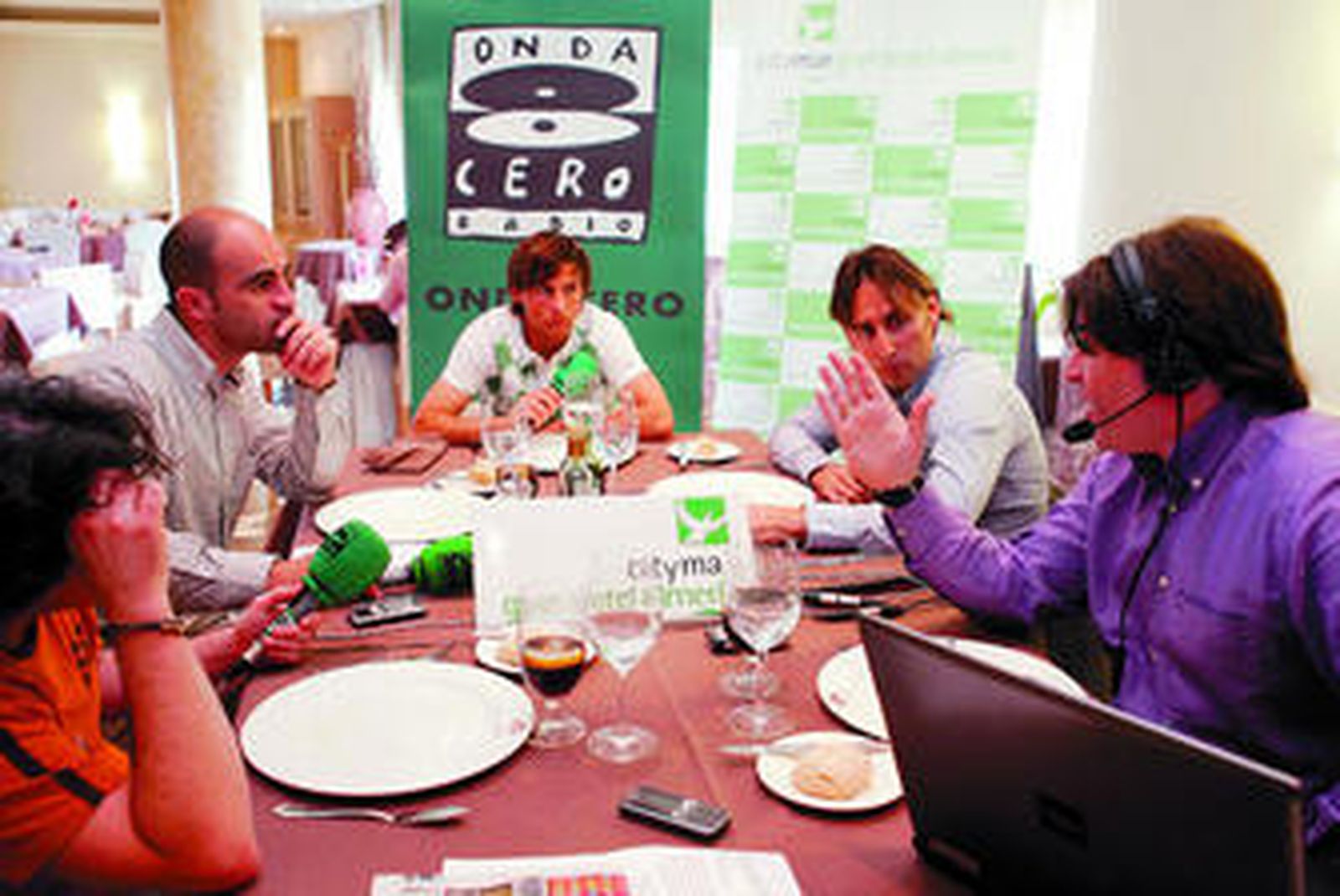 Manzano, director de Onda Deportiva, se dirige a Piatti en presencia de Barbero.