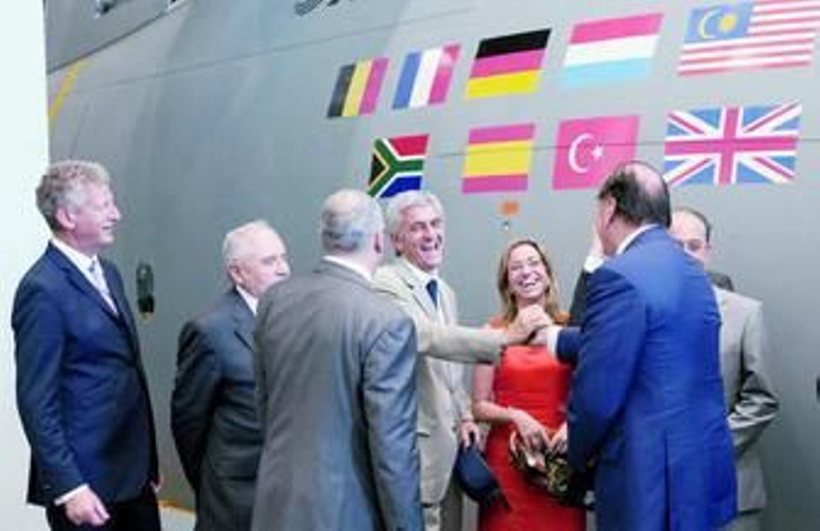 La ministra de Defensa, Carme Chacón, rodeada de sus homólogos europeos, durante su visita a la planta de montaje del A400M en Sevilla.