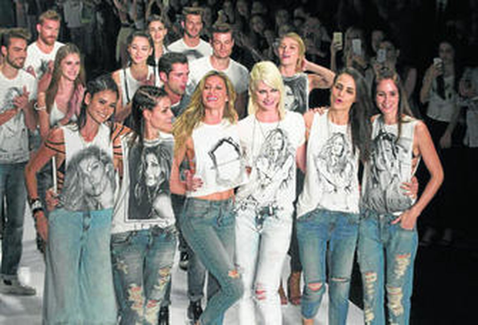 Gisele, en el centro, estuvo acompañada de otras modelos veteranas en su despedida.