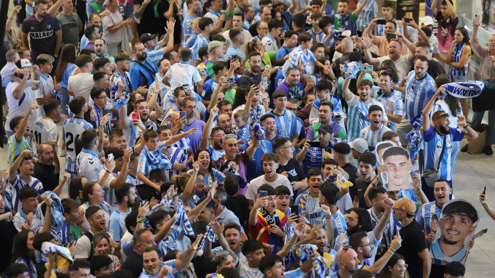 Las fotos de la afición despidiendo al Málaga en el aeropuerto antes de ir a Tarragona