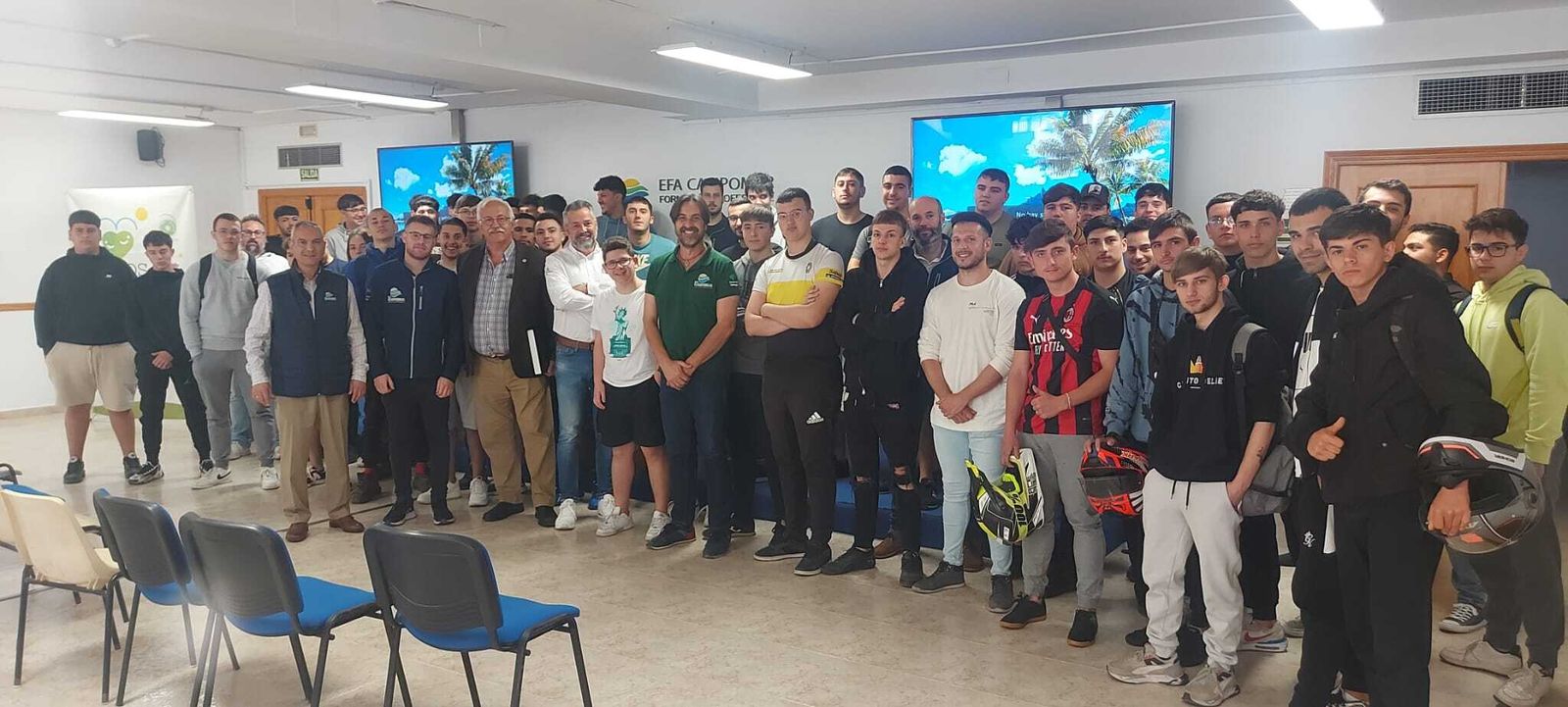 Foto de familia de los participantes en las sesiones informativas