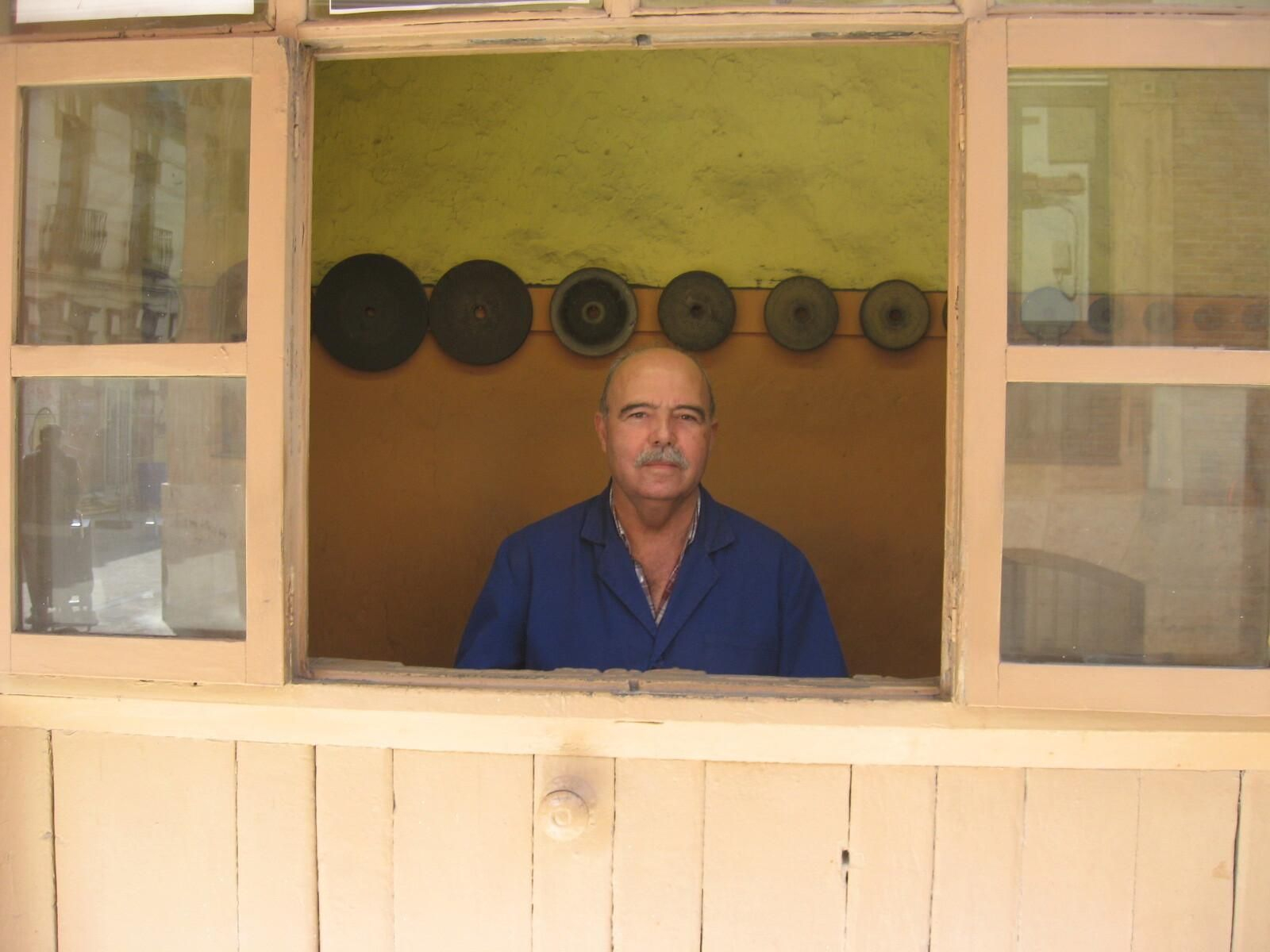 Antonio del Águila en su cuchillería ‘La Tijera’, en la circunvalación de la Plaza, con 65 años de historia.