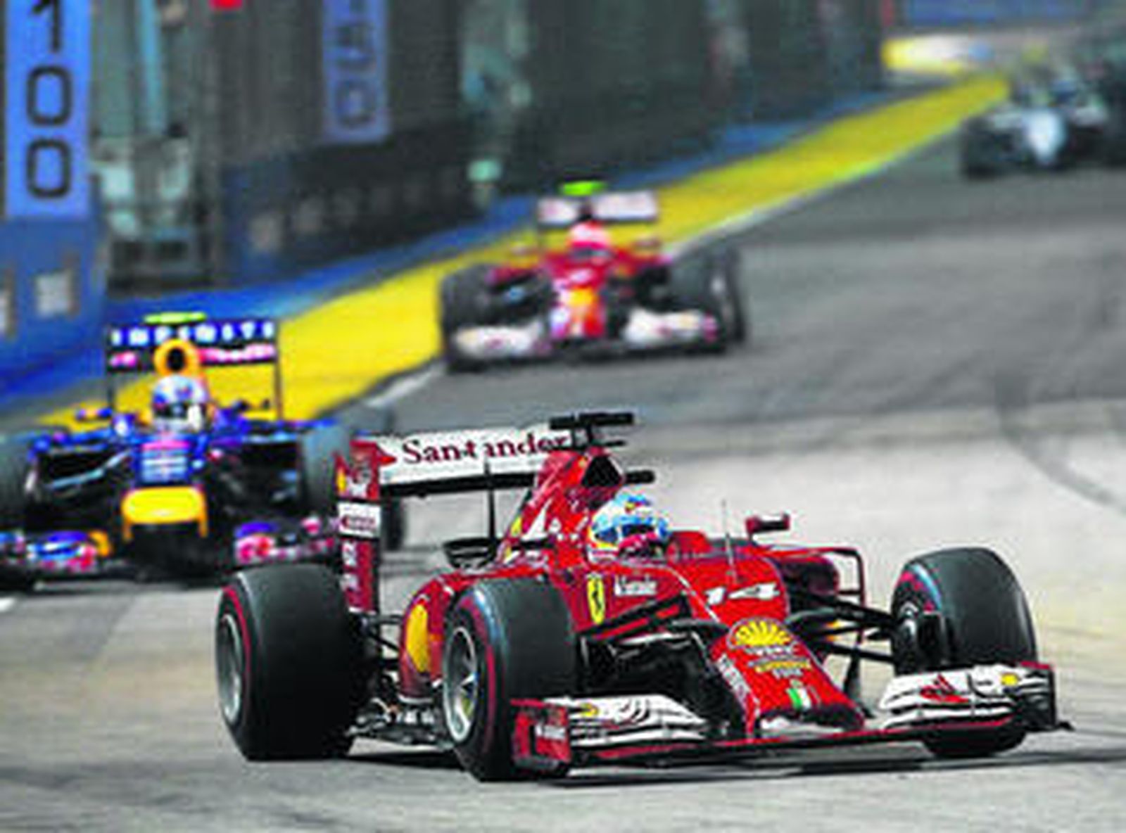 Fernando Alonso hace un giro seguido por el australiano Daniel Ricciardo.