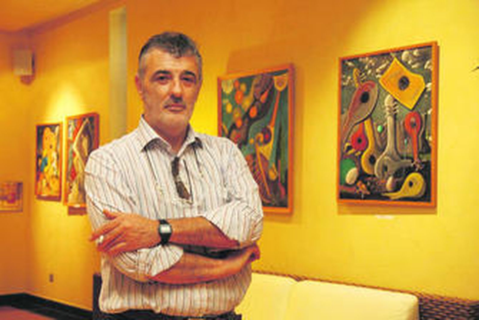 El pintor Ramón Epifanio, en la muestra que se puede ver en el Casino Bahía de Cádiz.