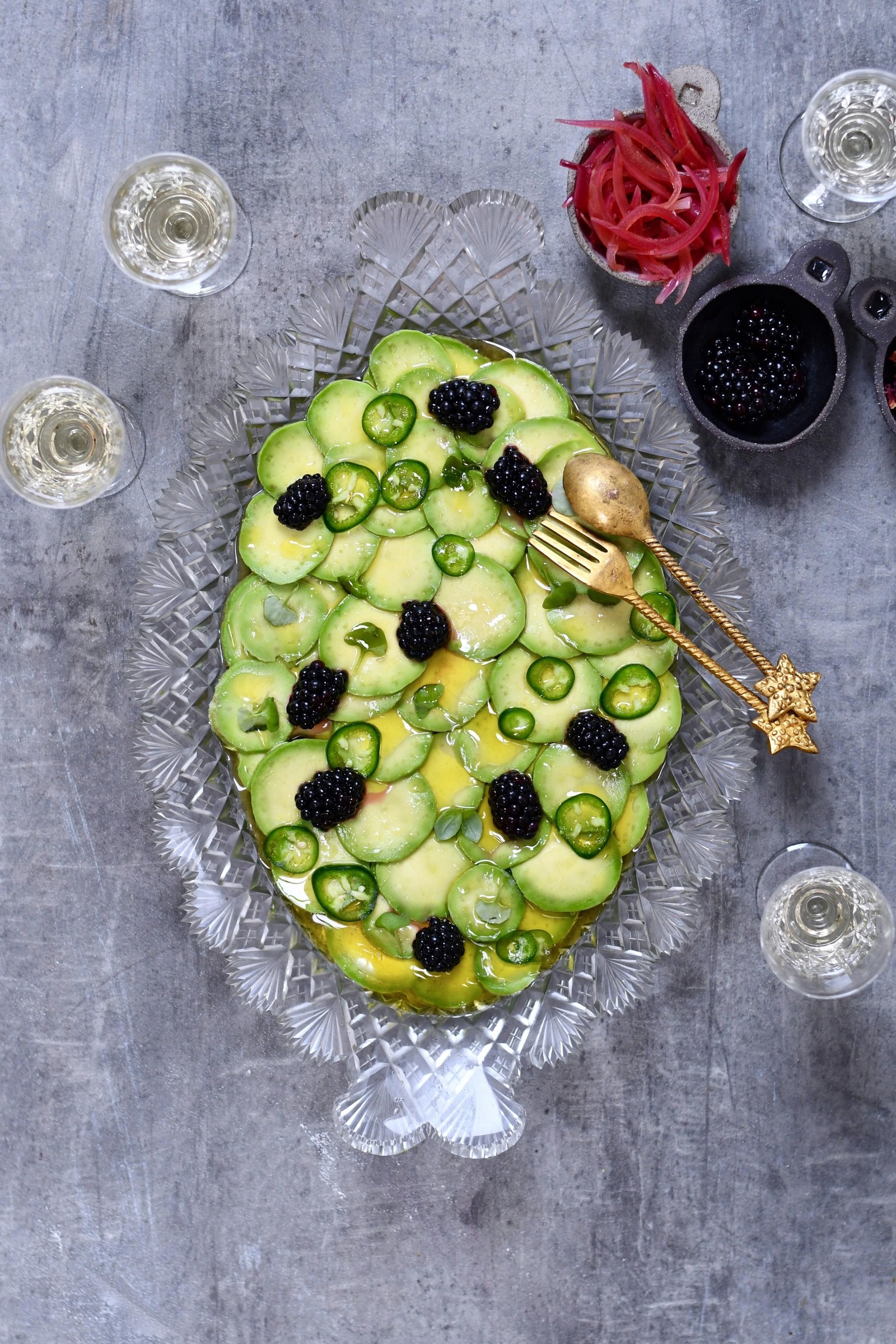 Crudo de aguacate con caviar de moras.
