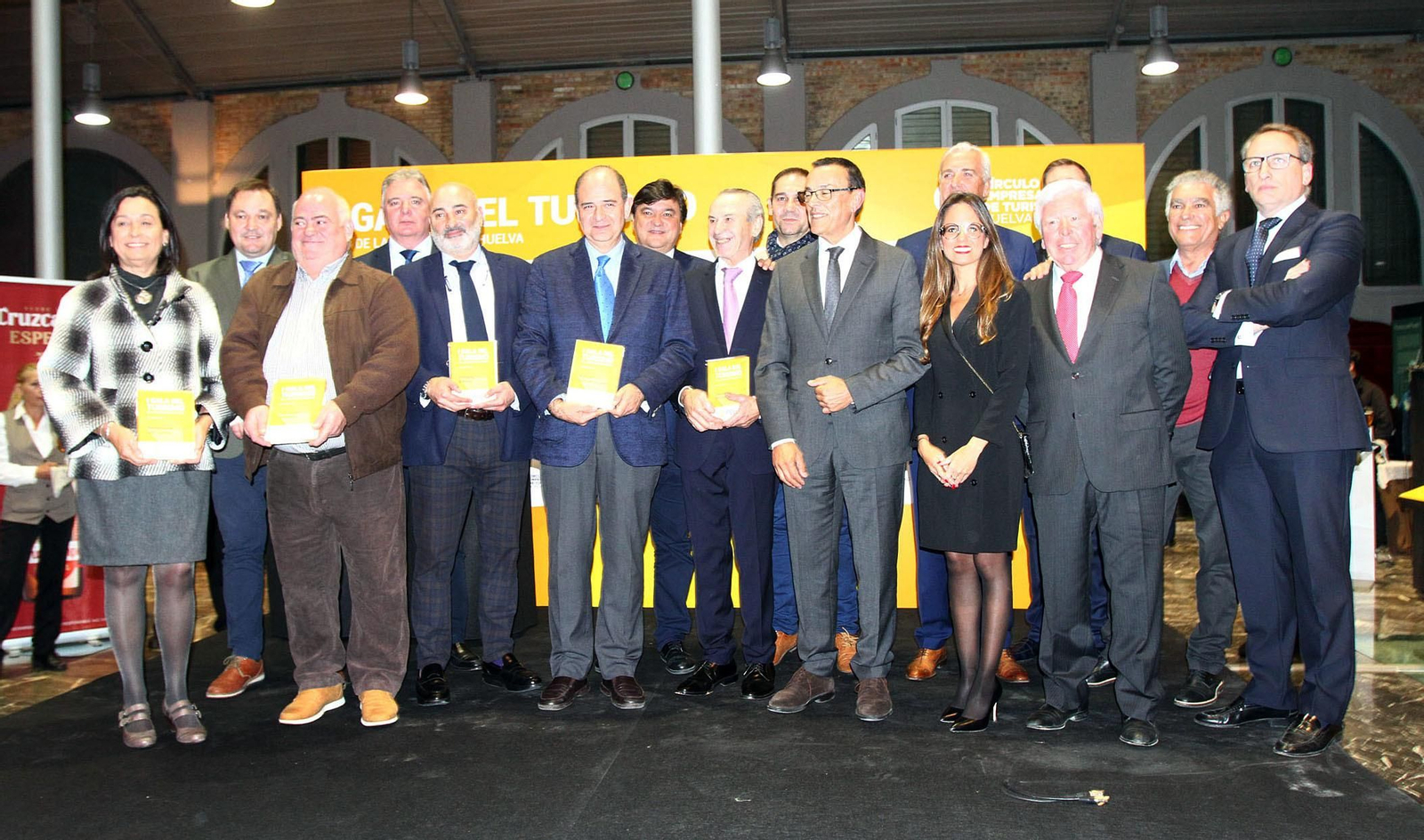 Foto de familia de los premiados en la I Gala del Turismo junto a las principales autoridades y representantes del sector que asistieron al acto.