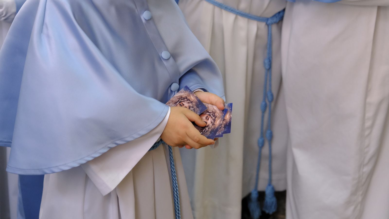 La Procesión de Los Ángeles de sobrepuso a la lluvia, en imágenes