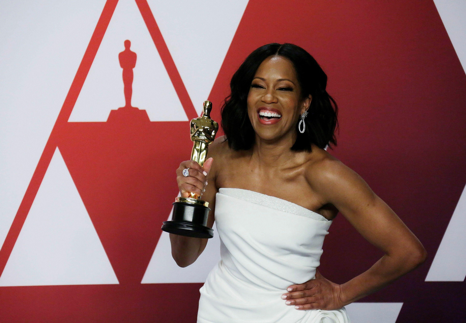 La actriz estadounidense Regina King posa con su estatuilla a la mejor actriz de reparto.