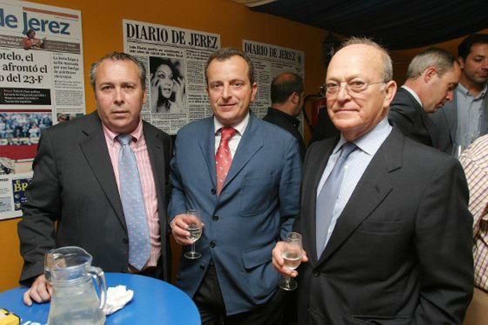 Benjamín Sánchez, director comercial de Diario de Jerez, junto a José Luis Torres y su hijo, presidente y gerente, respectivamente, de Autovin. 

Foto: Vanesa Lobo
