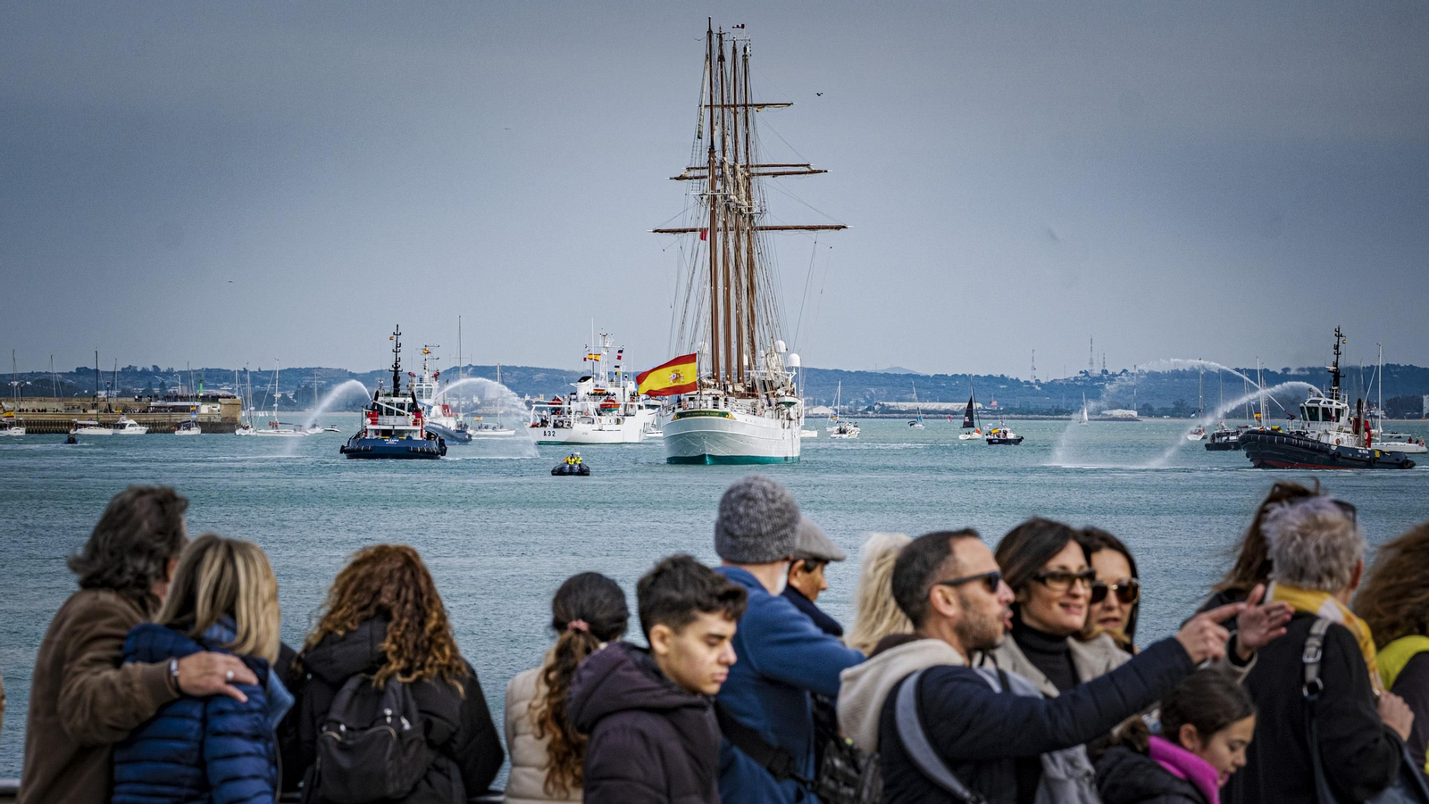 Salida del buque escuela J. S. de Elcano de los muelles de Cádiz para emprender su XCVI Crucero de Instrucción