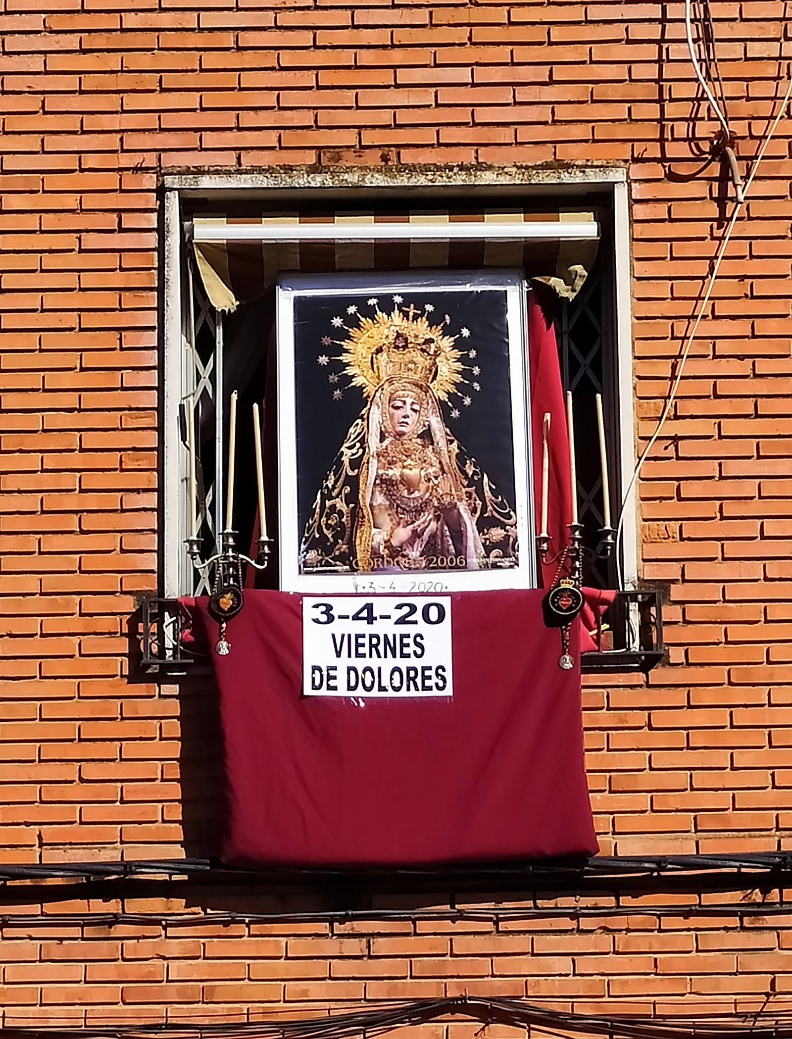 Una casa particular honra a la Virgen de los Dolores en el día de su día.