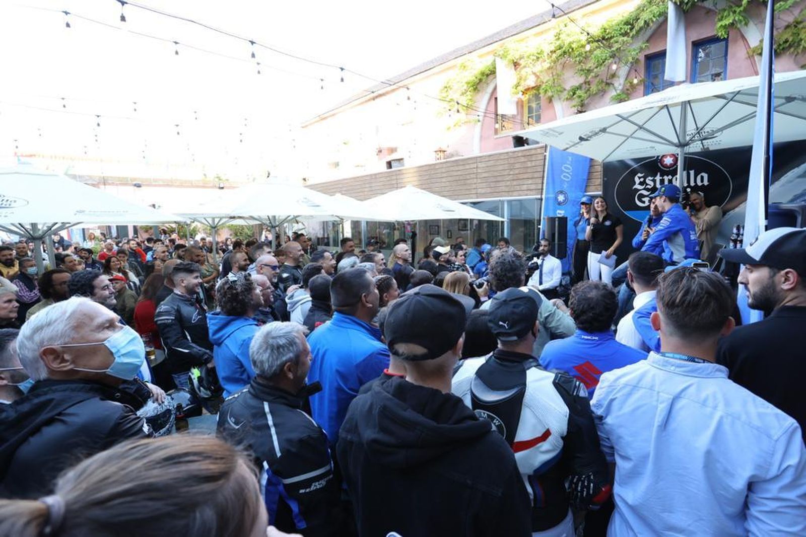 Aspecto de Plaza Canterbury durante la visita de Álex Rins y Joan Mir.