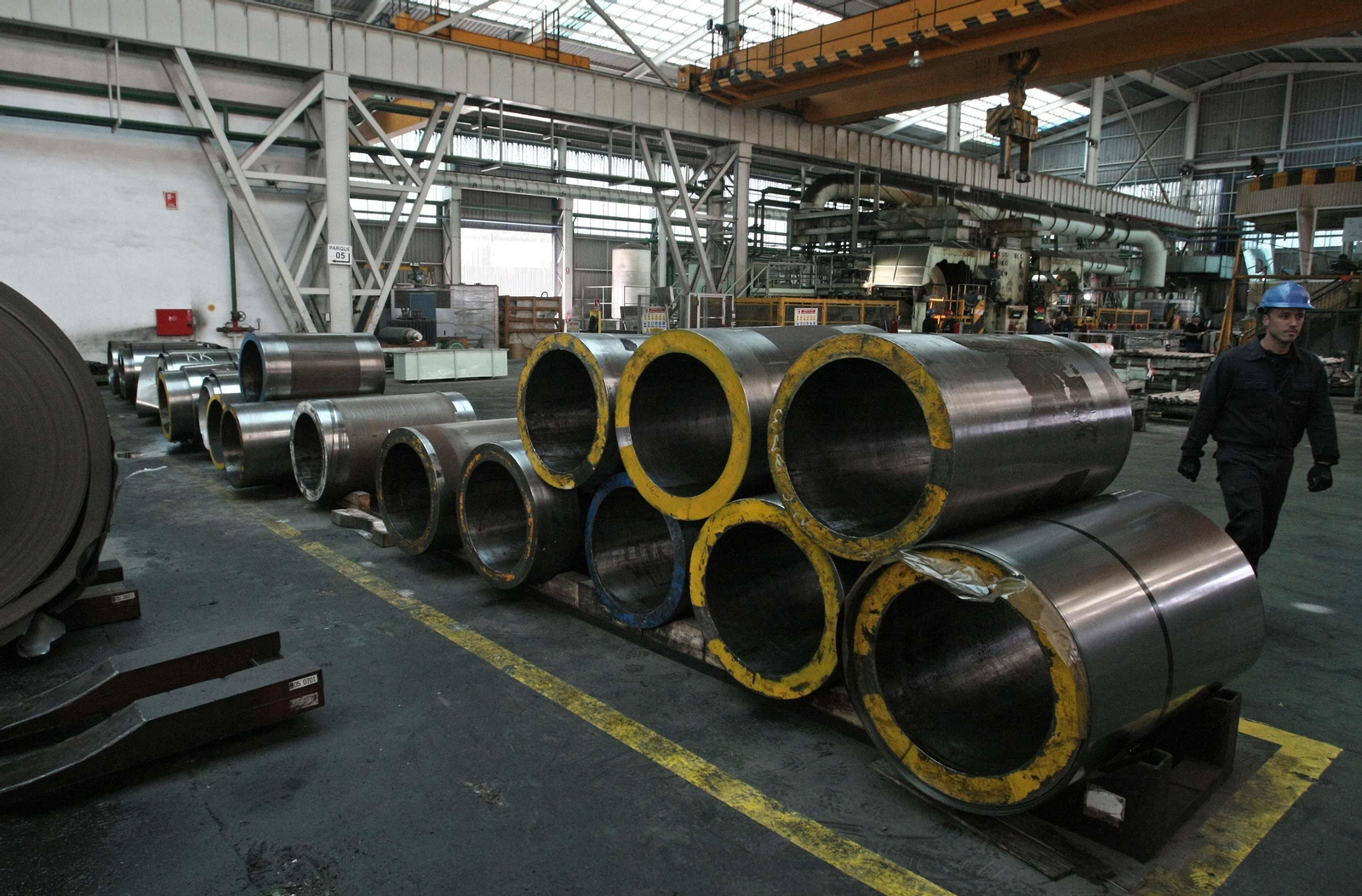 Bobinas de acero, en el interior de la factoría.