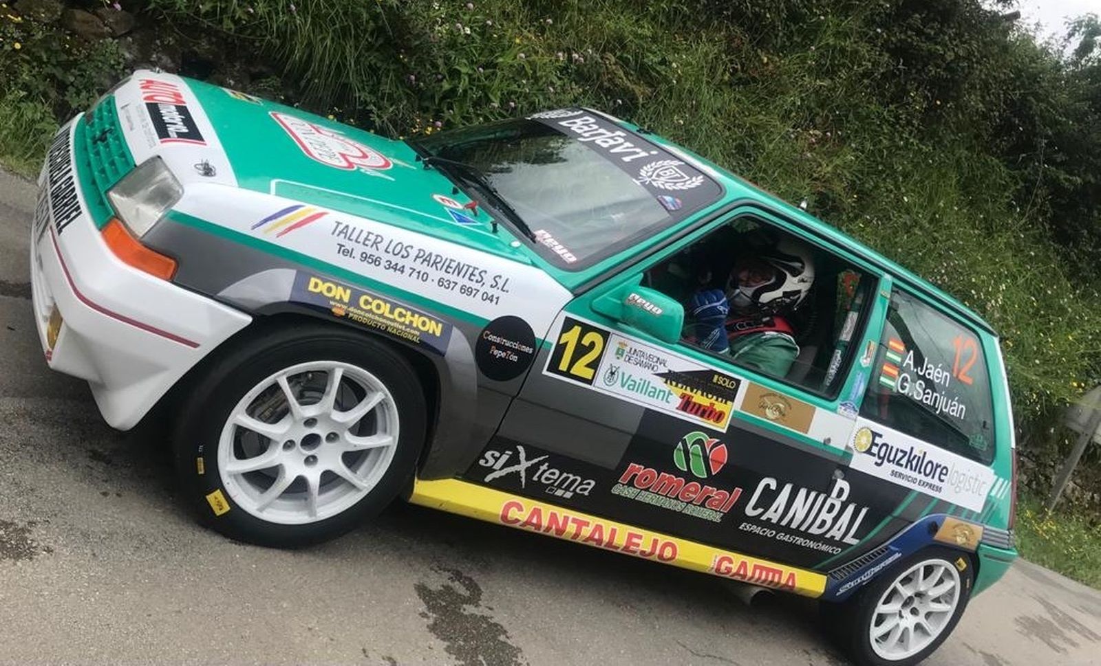 Amador Jaén, a bordo del Renault 5 GT Turbo por un paraje cántabro.