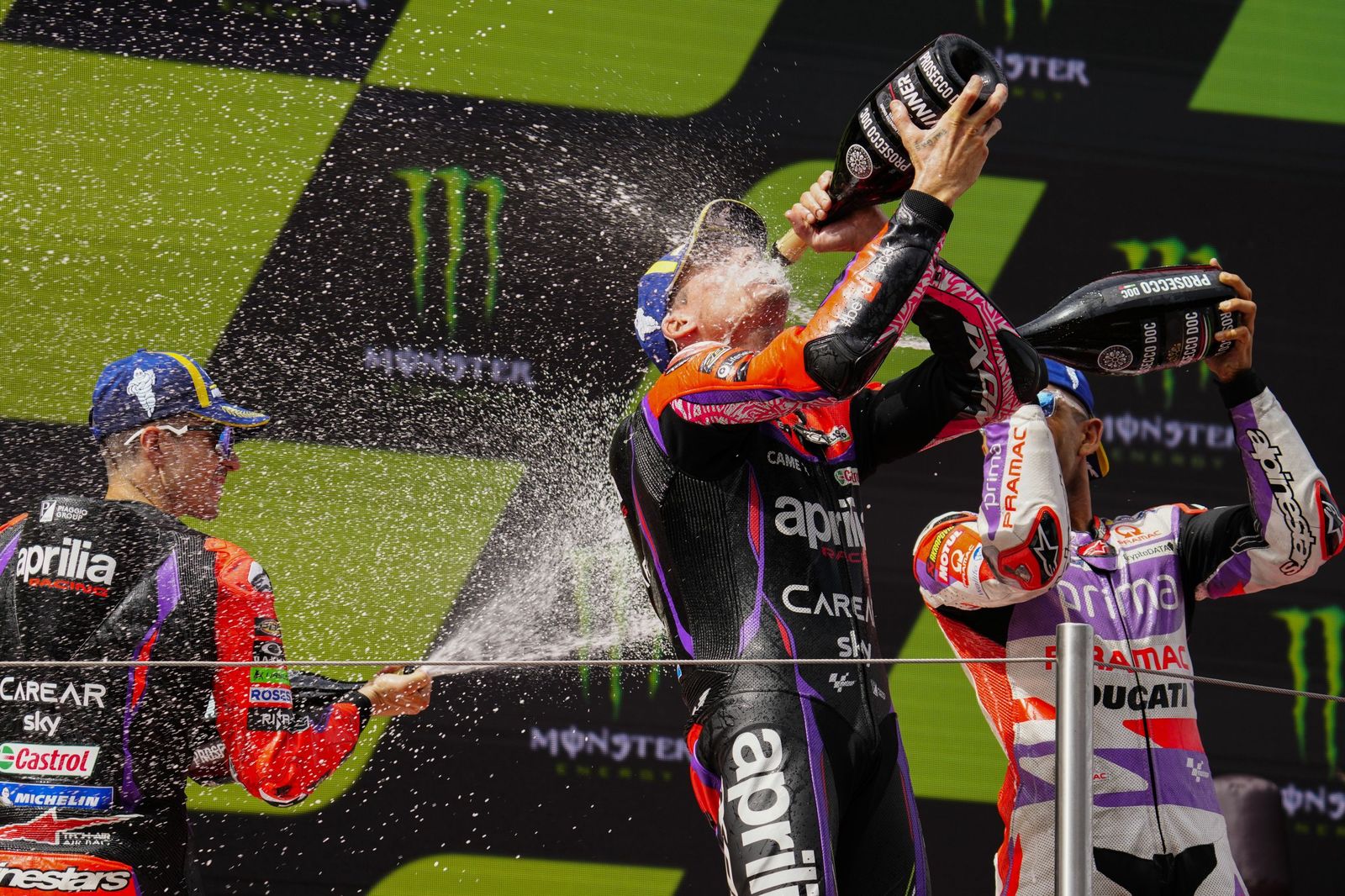 Las cariñosas fotos de Piqué, Clara Chía en el Mundial de Motos en Montmeló