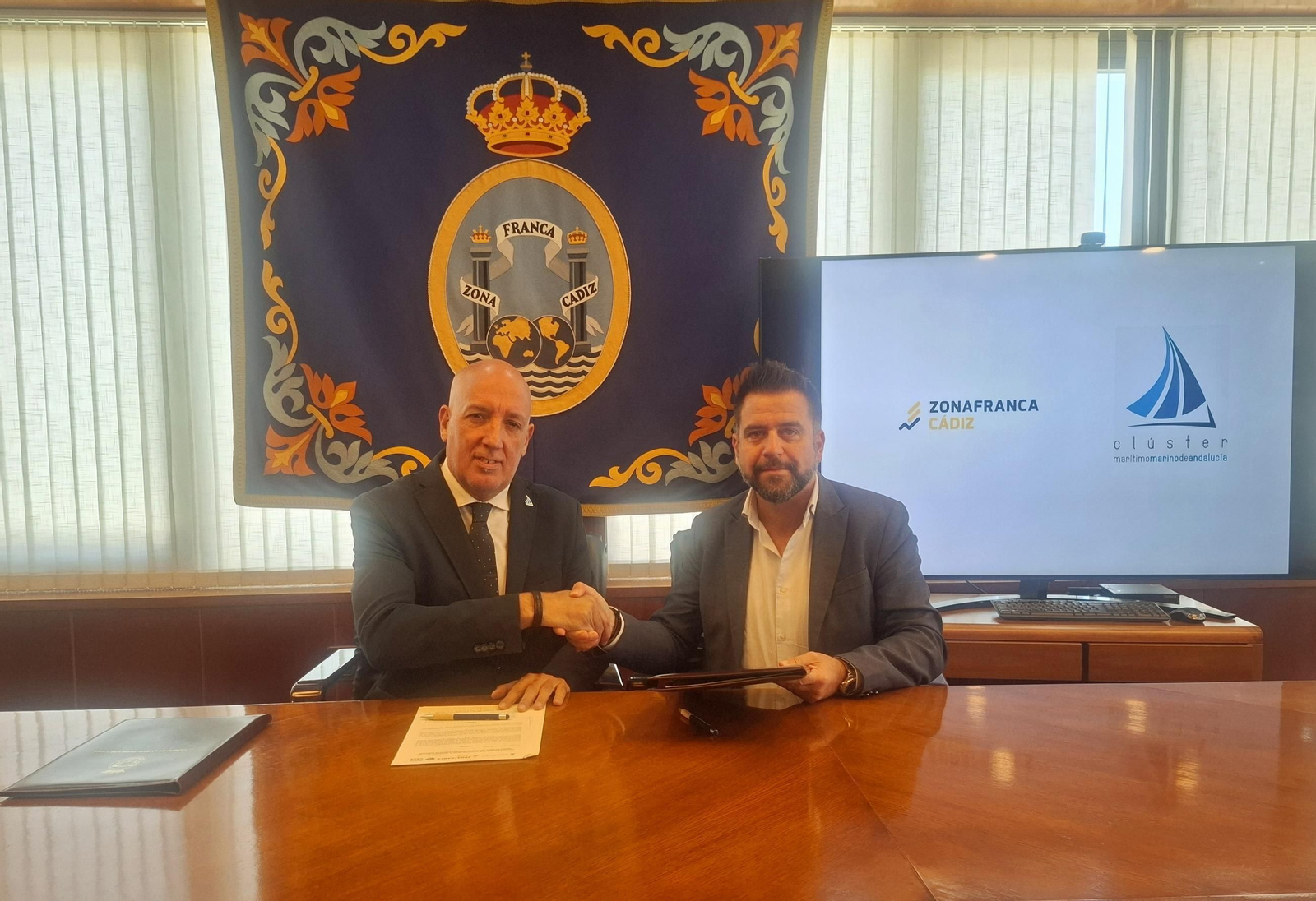 Javier Noriega y Fran González, durante la firma del acuerdo.